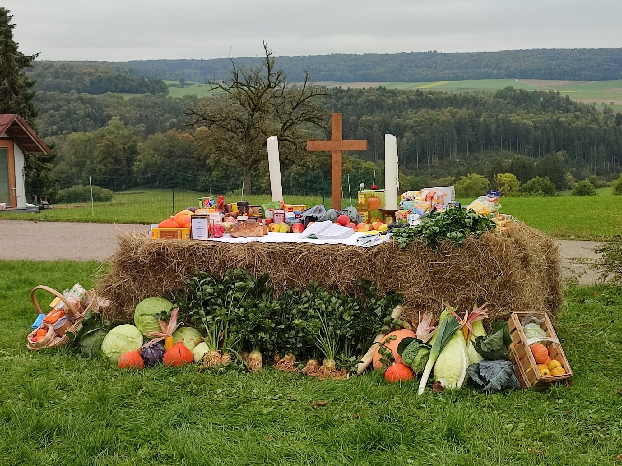 Erntedankaltar auf einem Heuballen mit Blick auf die Schwäbische Alb.