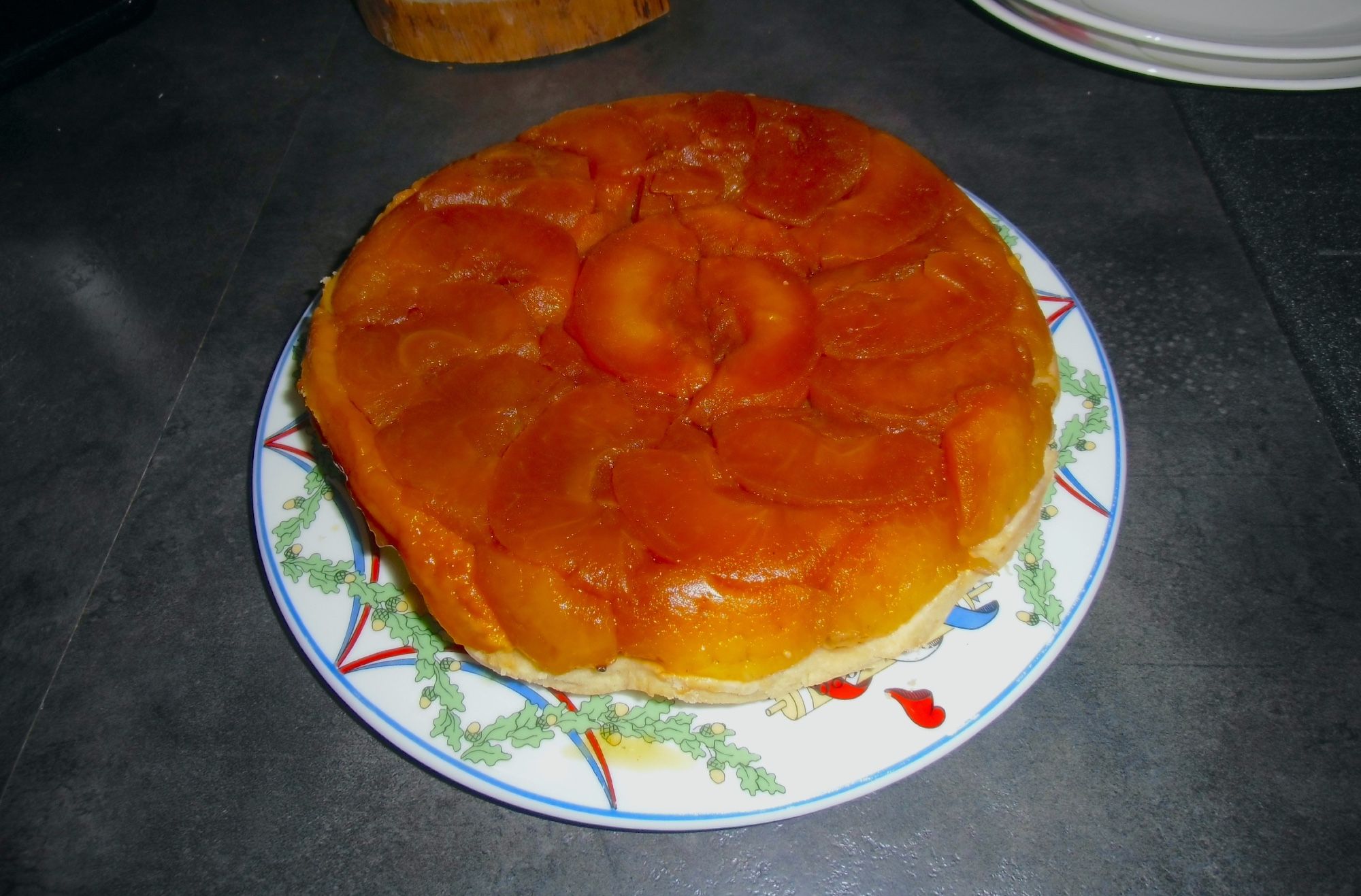 Tarte tatin...
C'est une tarte cuite au four et à l'envers.
Avant la cuisson au four, il est nécessaire de faire le caramel dans le plat, pour ma part j'utilise un plat en inox épais, puis y ajouter les pommes avant d'étaler la pâte crue.