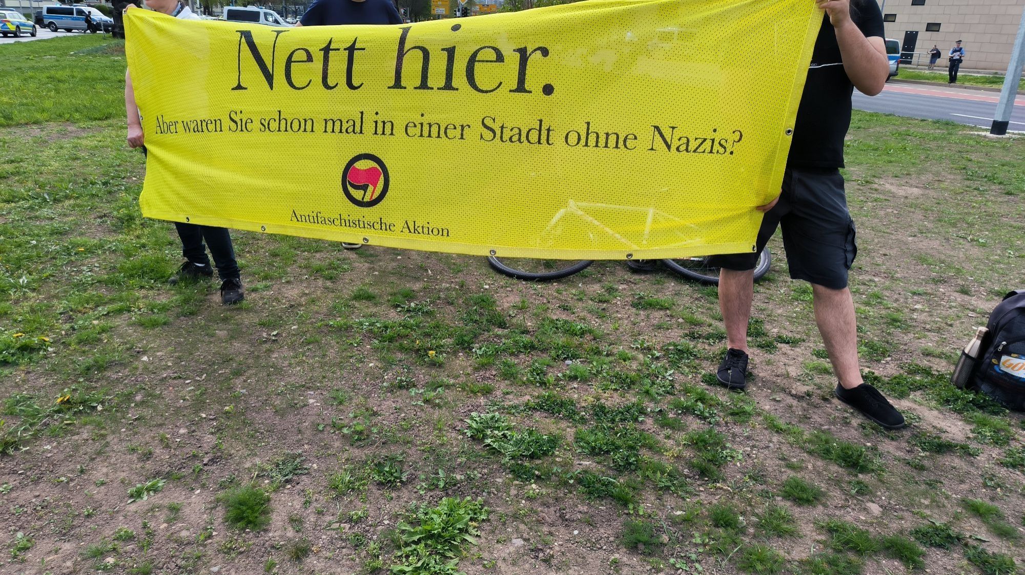 Menschen halten ein Transparent: Nett hier aber waren sie schon mal in einer Stadt ohne Nazis?