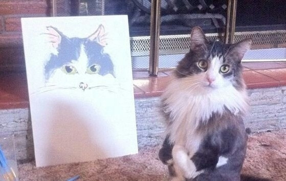 Un gato sentado viéndote y esperando a que admires la obra de arte que tiene a su derecha, hizo un autoretrato, este gato es un gran artista