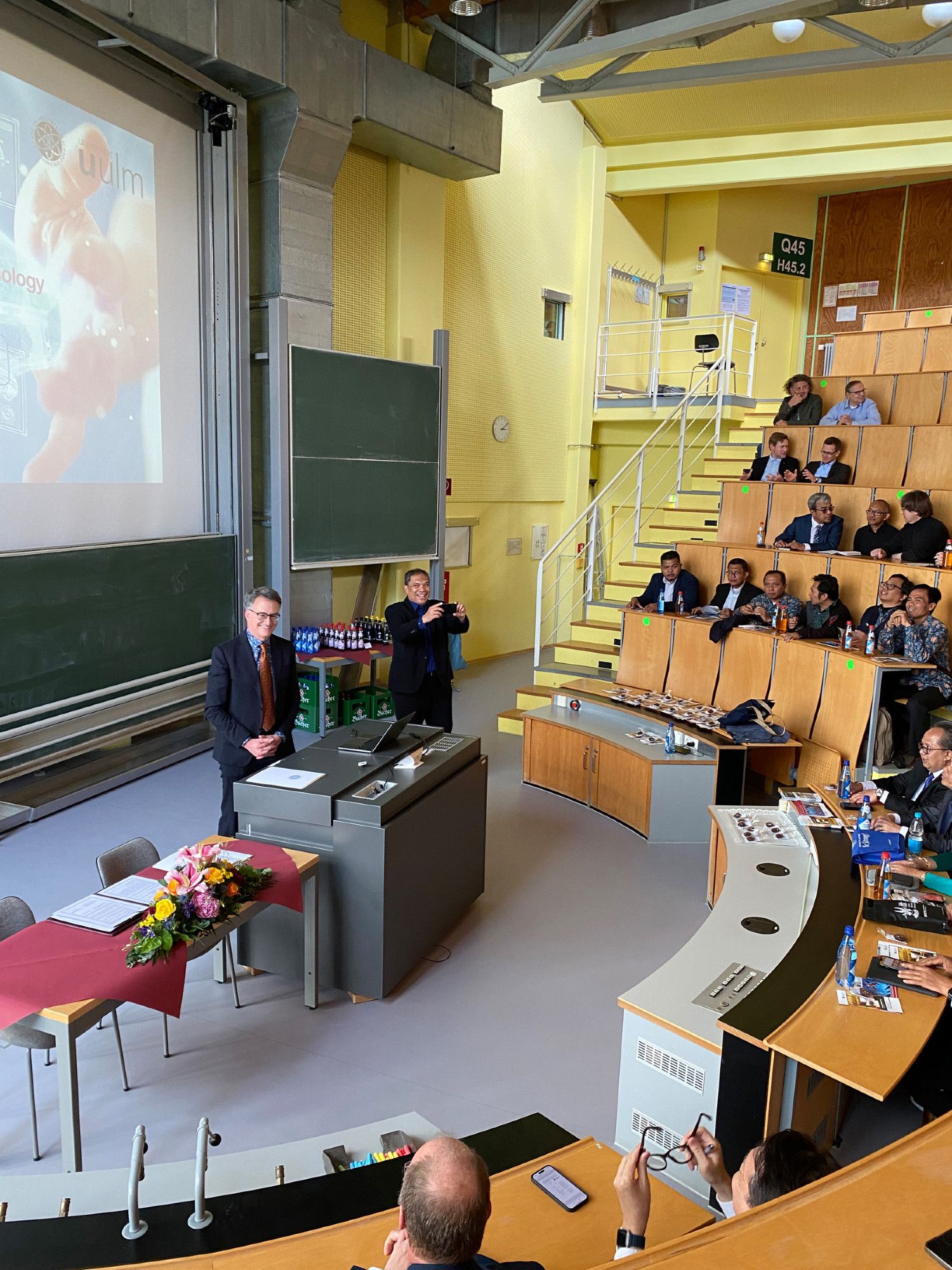 Prof. Carl Krill begrüßt den indonesischen Botschafter Arif Havas Oegroseno und die von ihm angeführte Delegation (Foto: Pressestelle Uni Ulm)