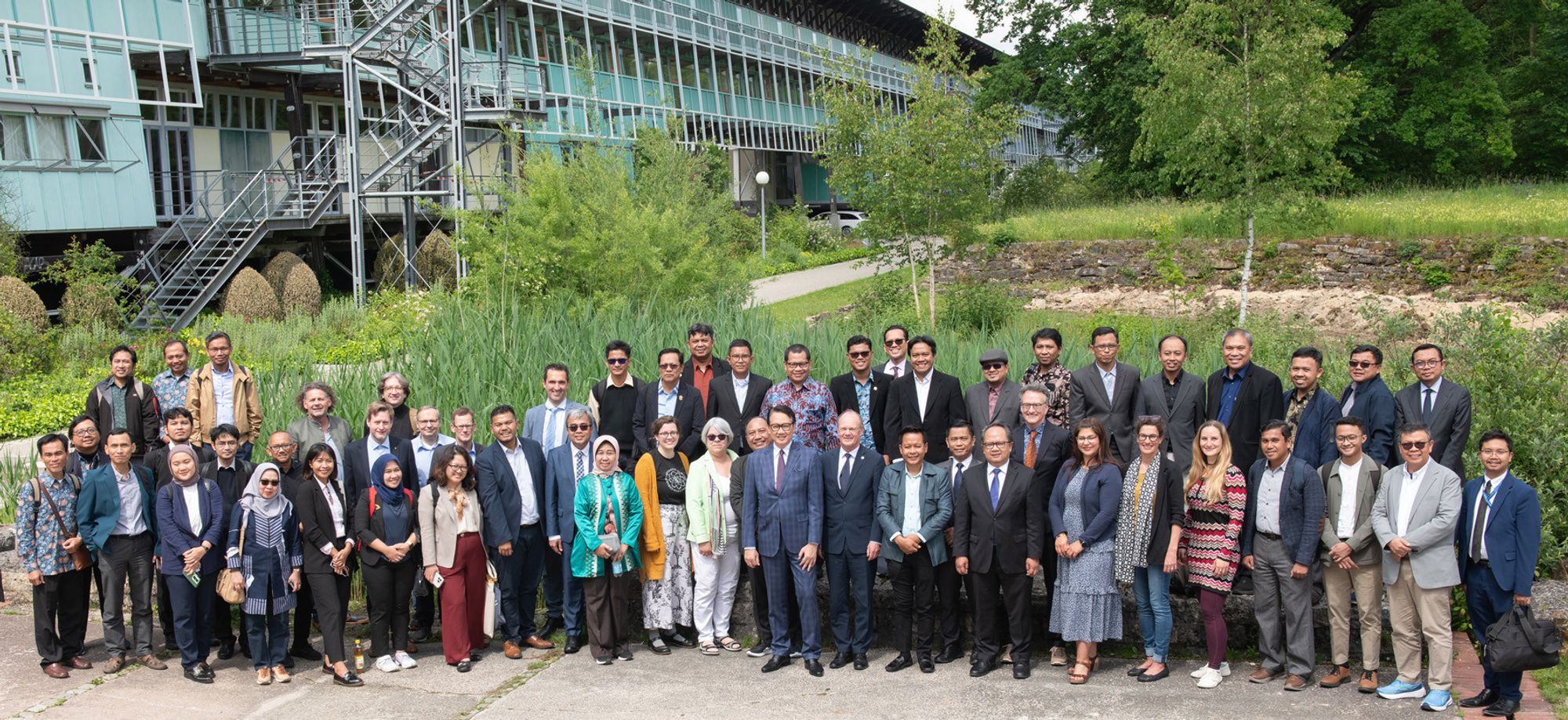 Mitglieder der indonesischen Delegation und der Gastgeber Universität vor dem Gebäude der Uni West (Foto: Elvira Eberhardt / Uni Ulm)