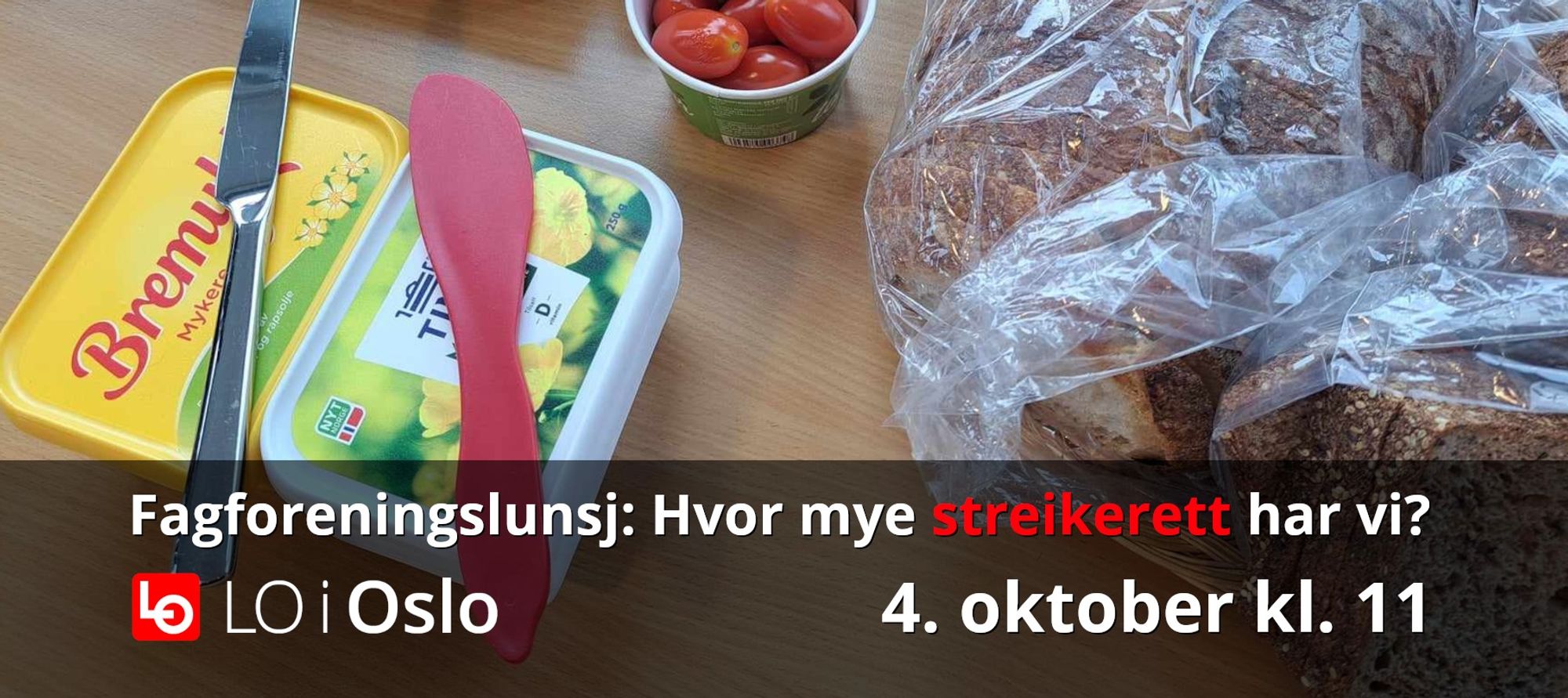 Margarin- og smørbokser med kniv, noen småtomater og brød i pose. Oppå, denne teksten: 
"Fagforeningslunsj: Hvor mye streikerett har vi? 4. oktober kl. 11", pluss vår logo.