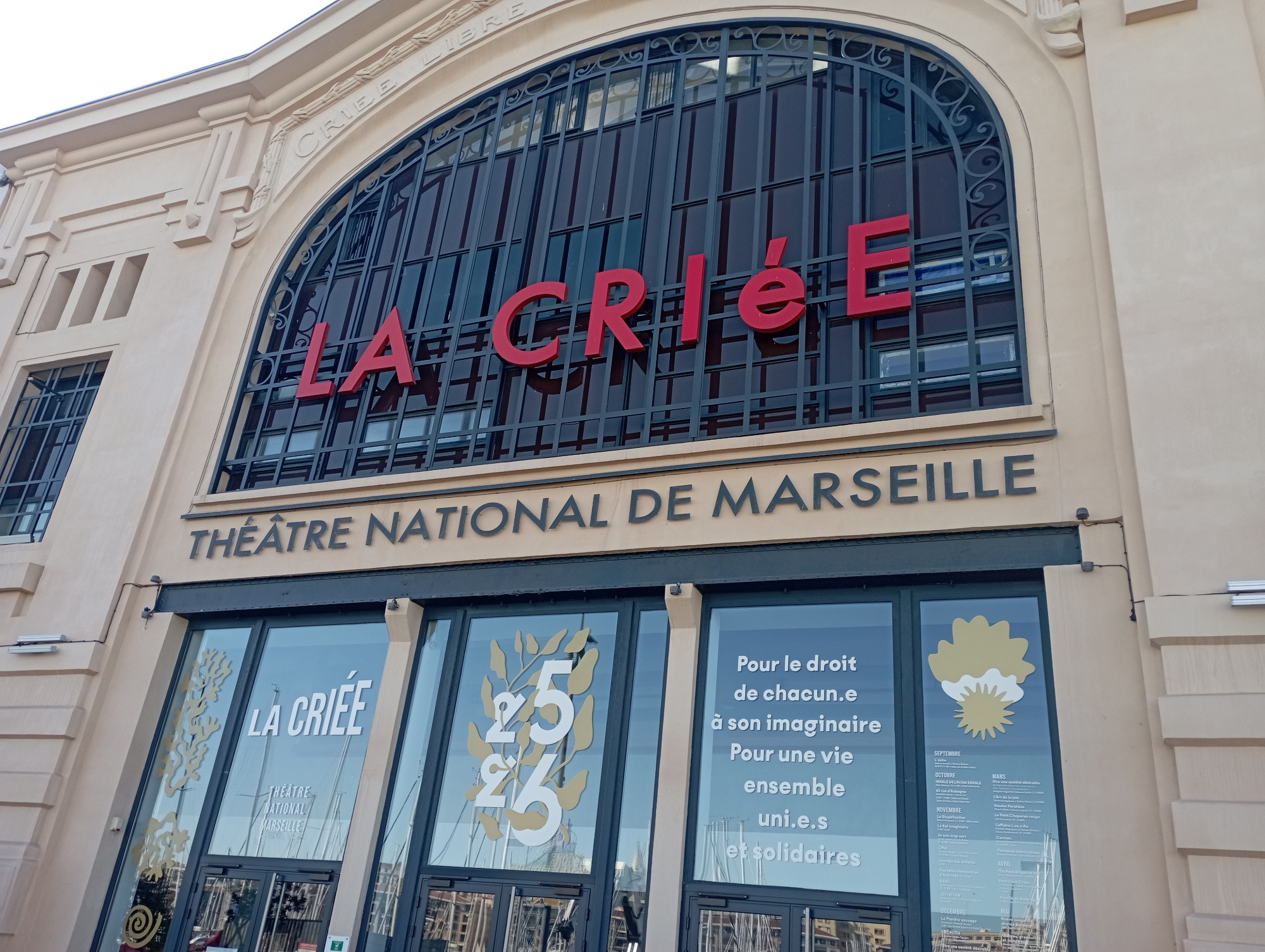 Photo de la devanture du théâtre La Criée, où tout est en majuscule sauf le é.