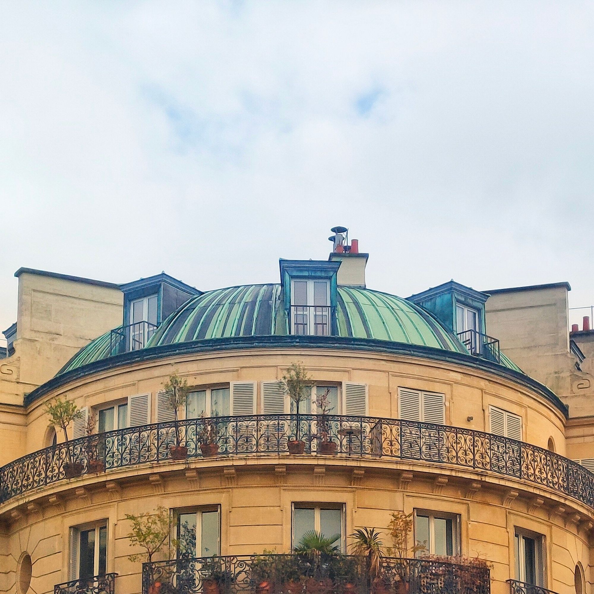 Dernier étage d'un immeuble parisien en demi-cercle