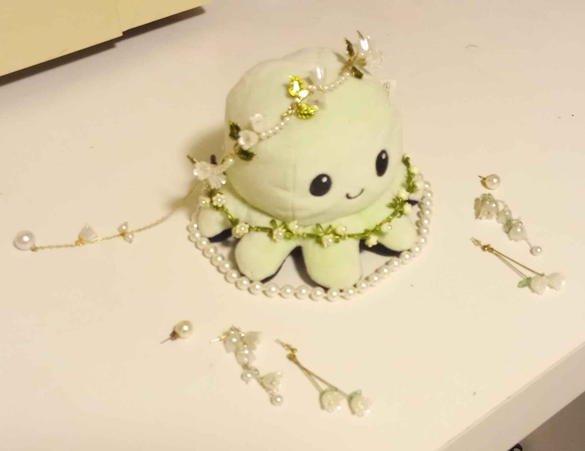 All the flower pearl jewellery presented on a octopus plush