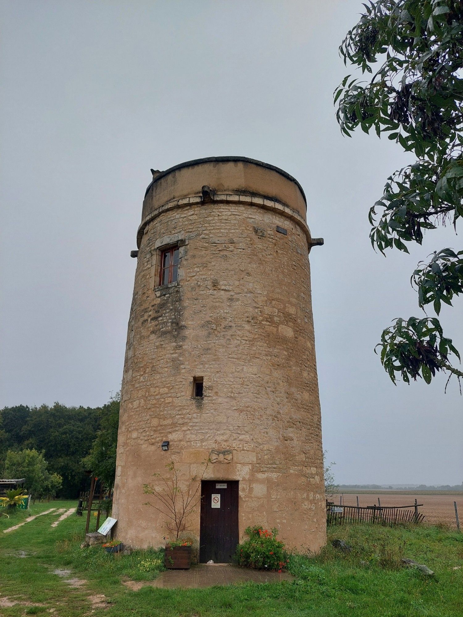 Une tour dans la pampa vendéenne