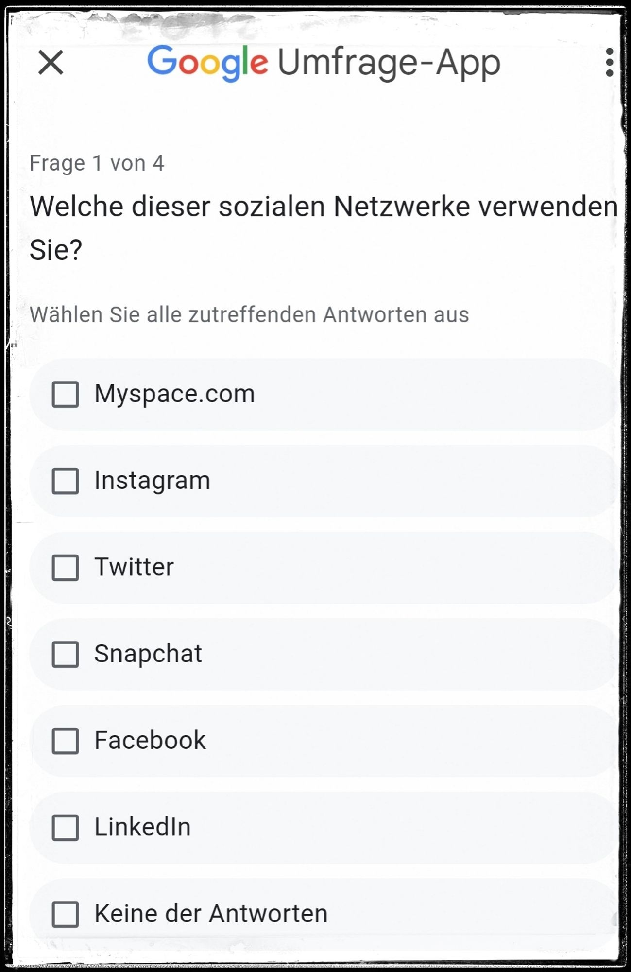 Screenshot: Google fragt in seiner Umfrage-App, welche sozialen Netzwerke man verwende ... und nennt an erster Stelle "Myspace.com" (Threads, Bluesky und Mastodon stehen nicht zur Wahl)