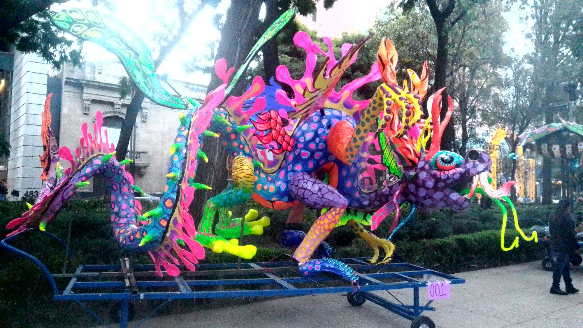 Amo los colores brillantes en alebrijes 