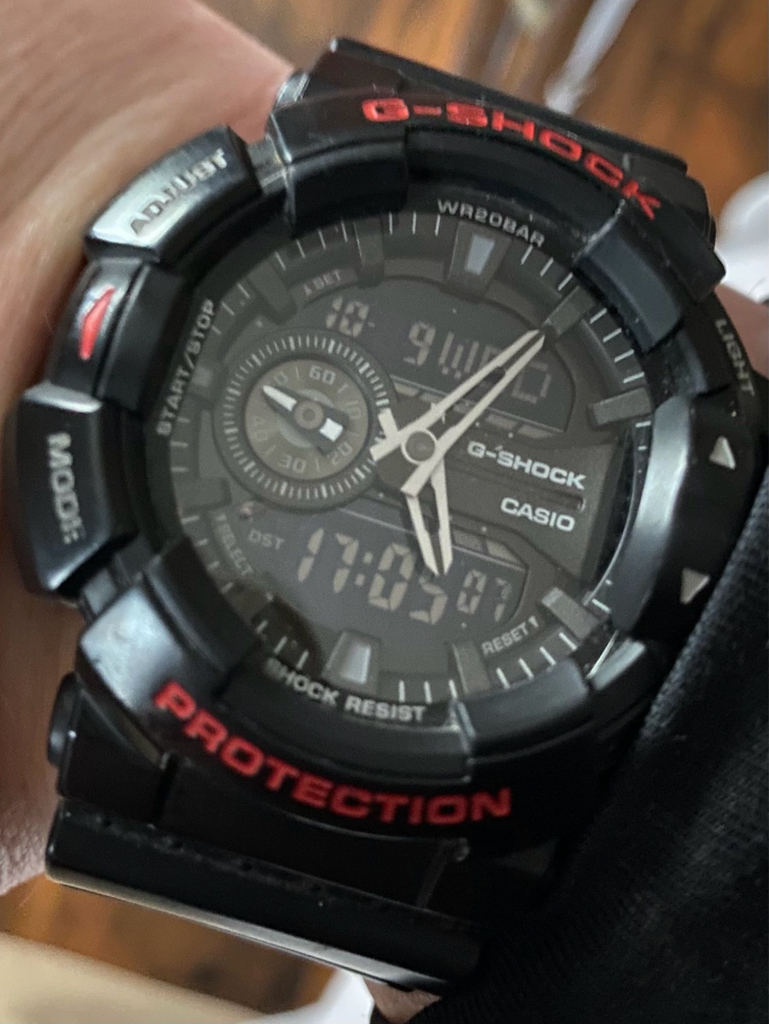 Das Bild zeigt eine schwarze Casio G-Shock Uhr mit roten Schriftzügen in Großaufnahme.