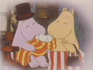 Gif de tanoshii no moomin
No gif mostra uma lembrança da família  moomin que está reunida em um escritório.
A família moomin tem a aparência de trolls com pelo branco e um grande nariz que os faz parecer com hipopótamos. Cada um tem algum item de roupa que os diferencia do outro. Moominpappa usa uma cartola, Moominmamma tem pelos amarelos claro e usa um avental, Moomin não tem roupa nenhuma.

No gif Moominpappa sentado em uma cadeira feliz balança o filho bebê no colo que esta enrolado em um coberto,  sua esposa, Moominmamma, do seu lado sorri vendo a cena.