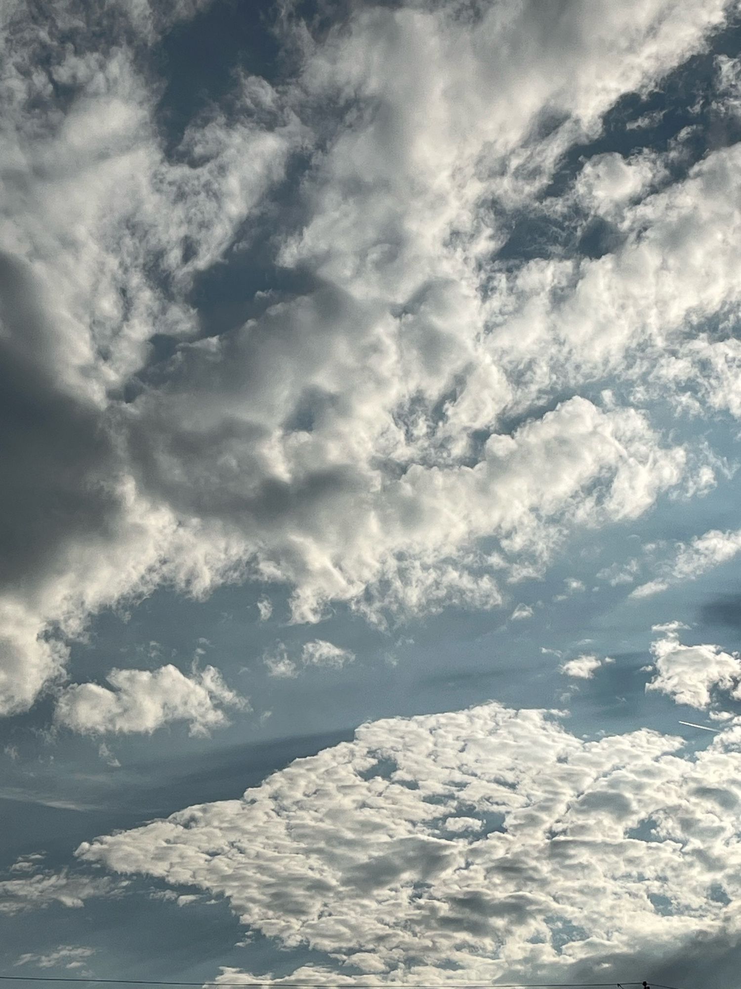 雲の多い南西の空。