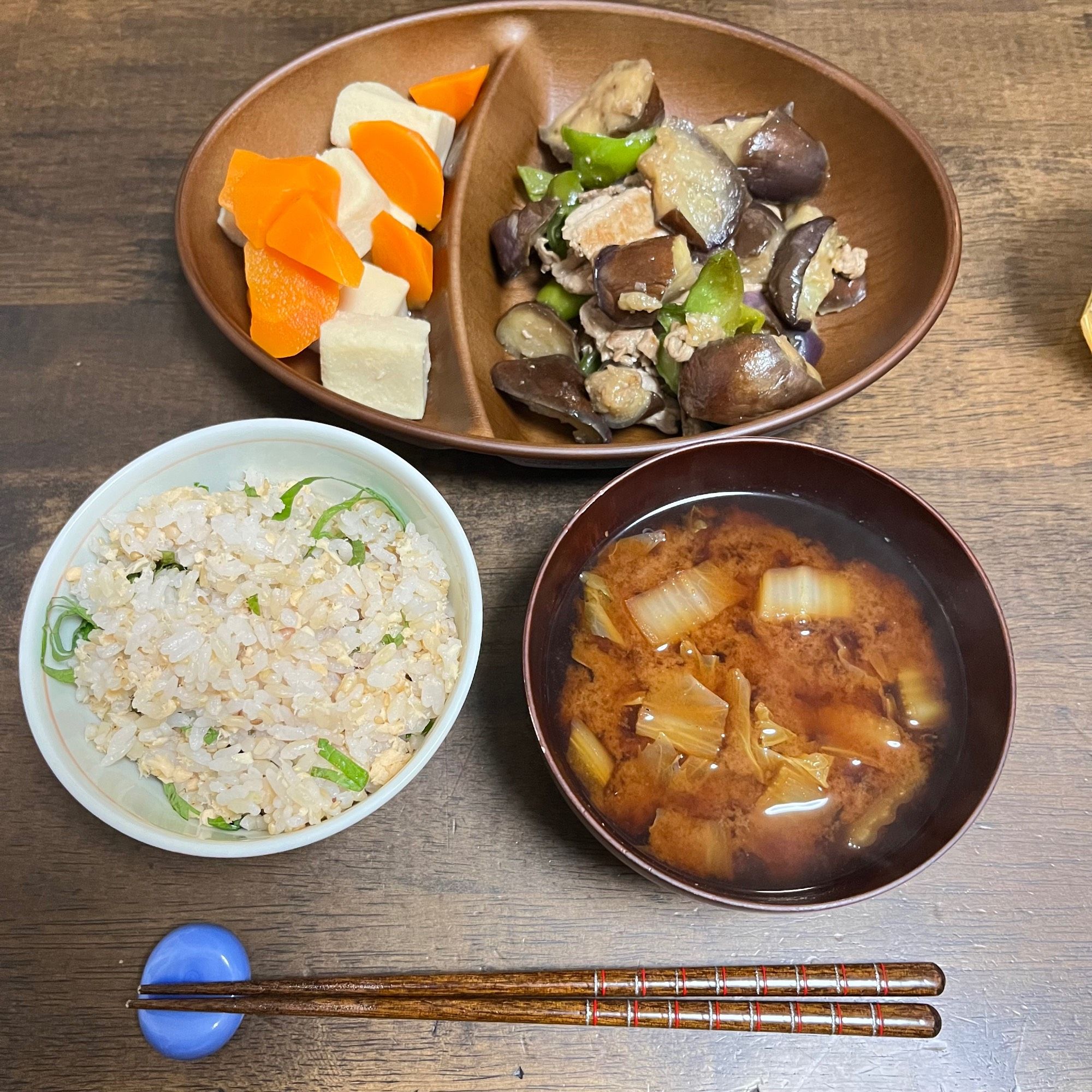 今日の夕食。

茄子・ピーマン・豚肉のポン酢炒め、高野豆腐とにんじんの煮物、白菜の味噌汁、シャケと大葉の混ぜごはん。