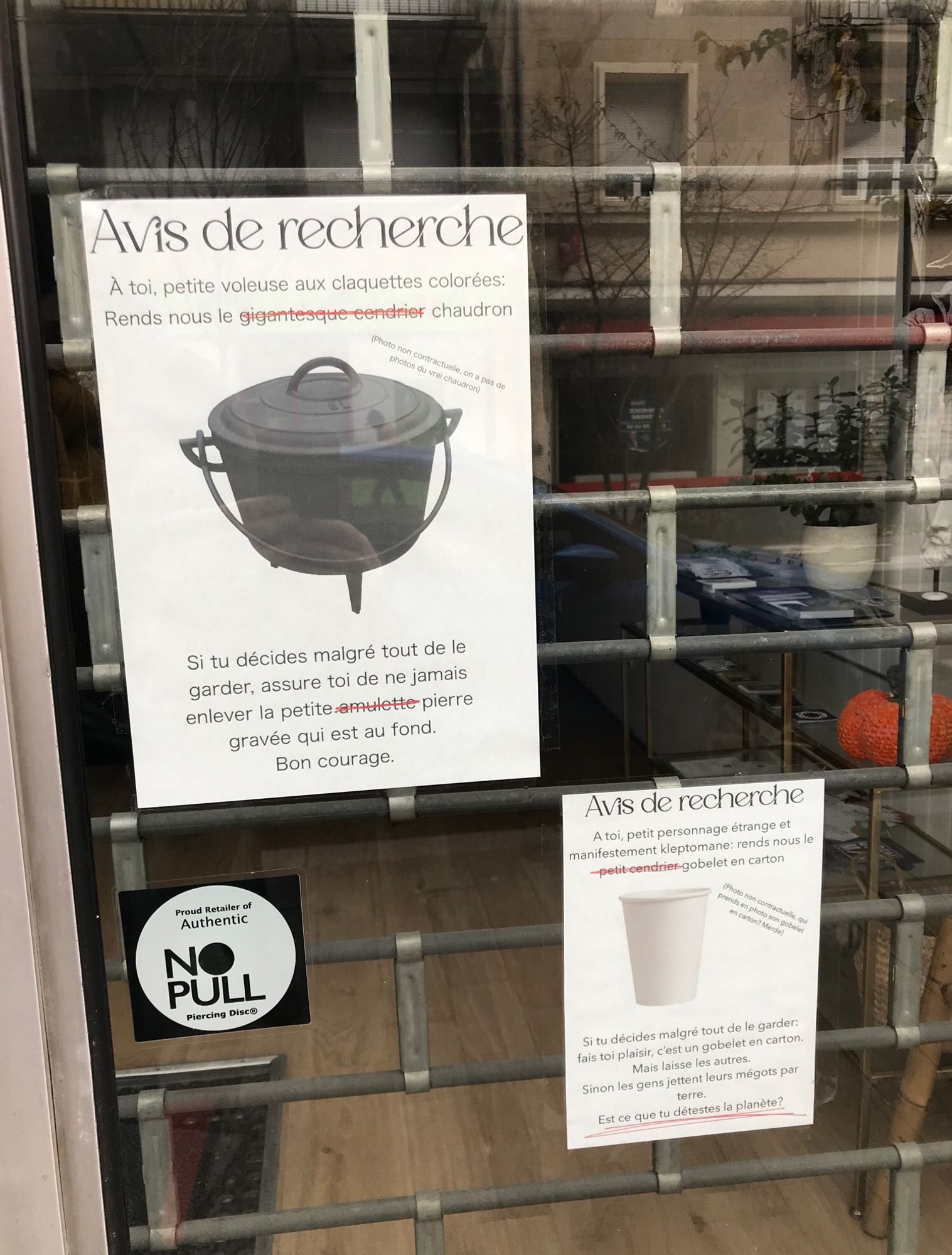 Affiches très drôles apposées sur la porte d’un commerce qui s’est manifestement fait piquer plusieurs fois le cendrier posé devant la porte