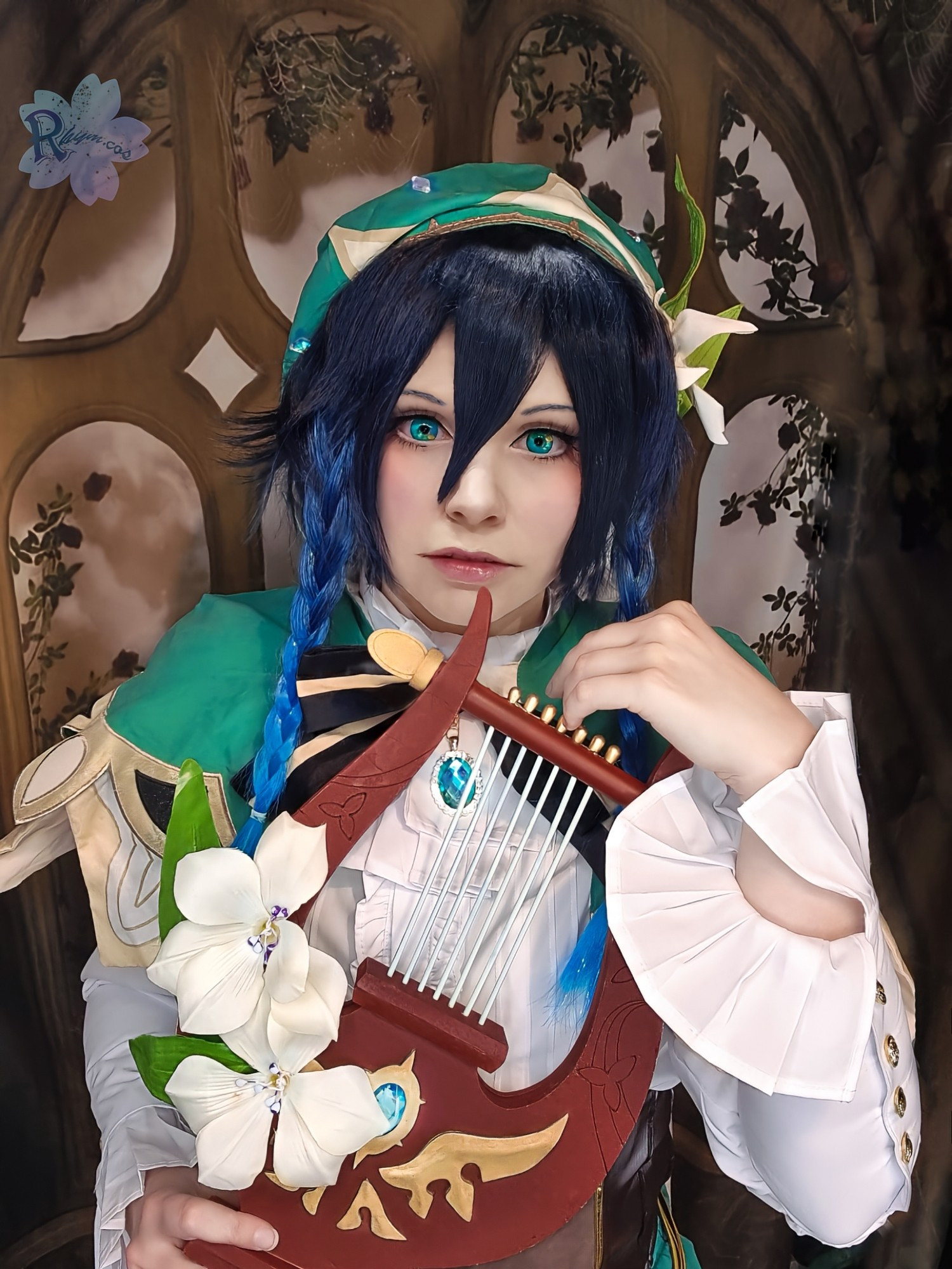 Cosplayer as Venti with his lyre.