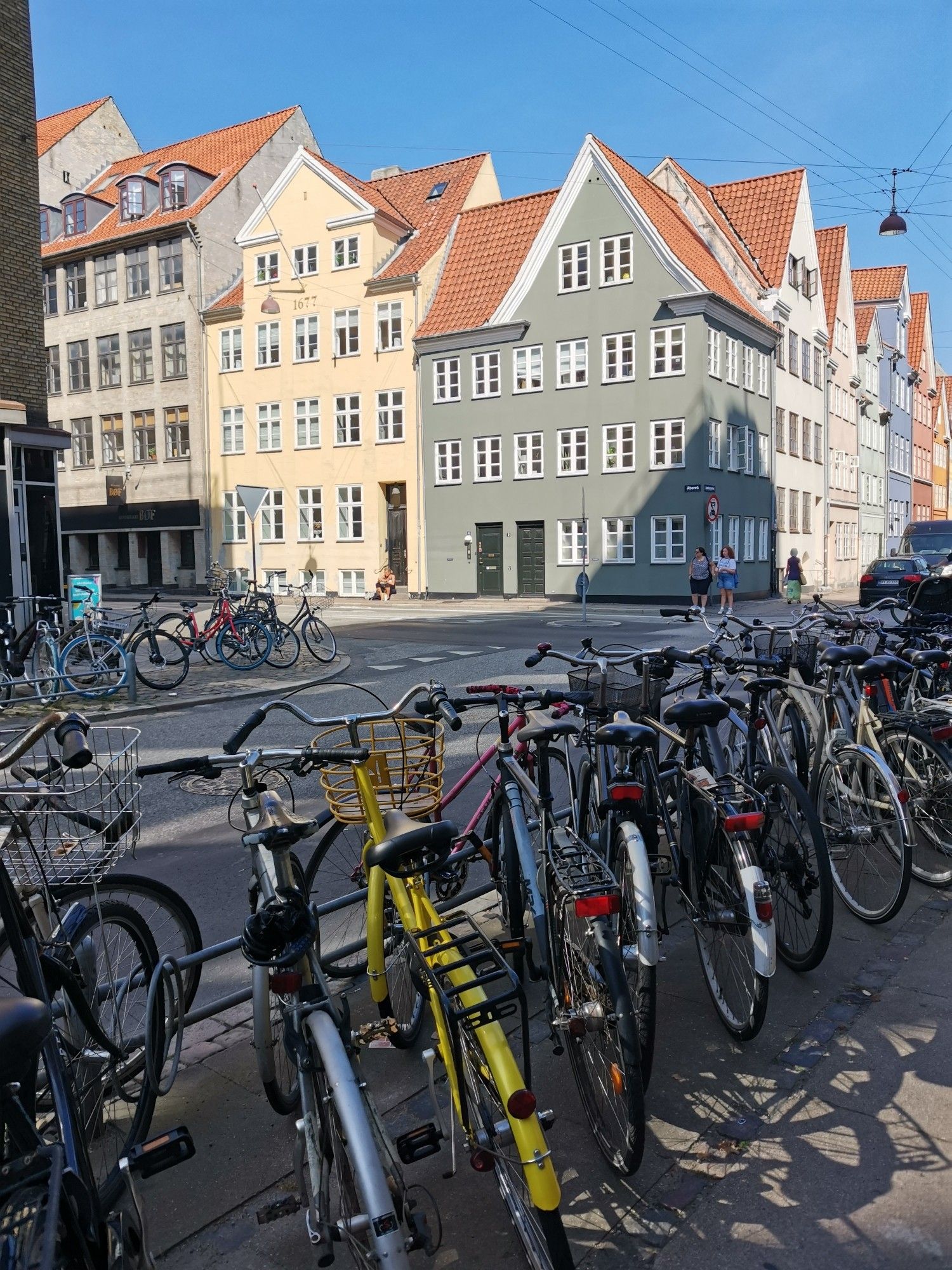 Des dizaines de vélos rangés sur le trottoir.