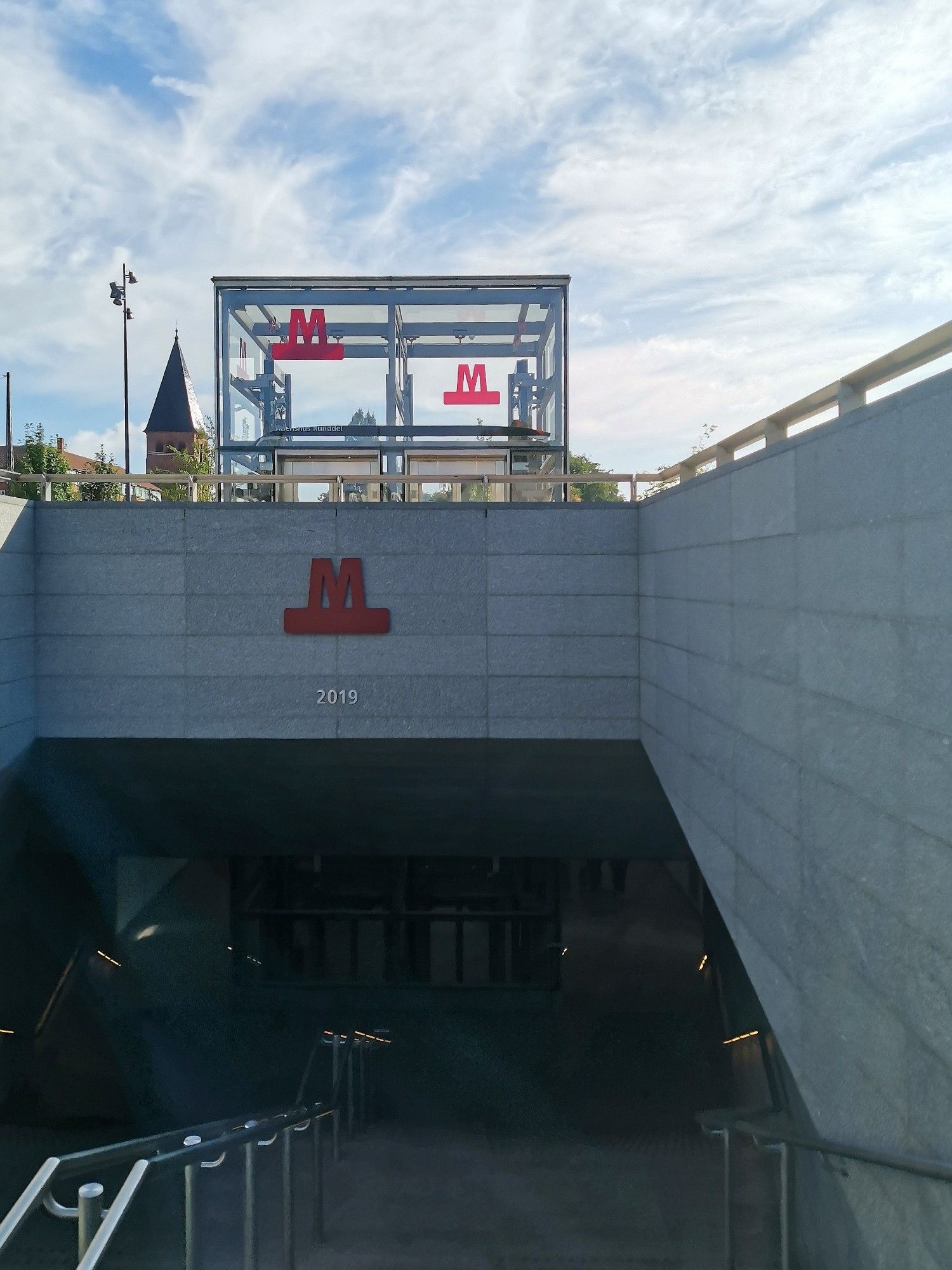 Entrée d'une station avec ascenseur.