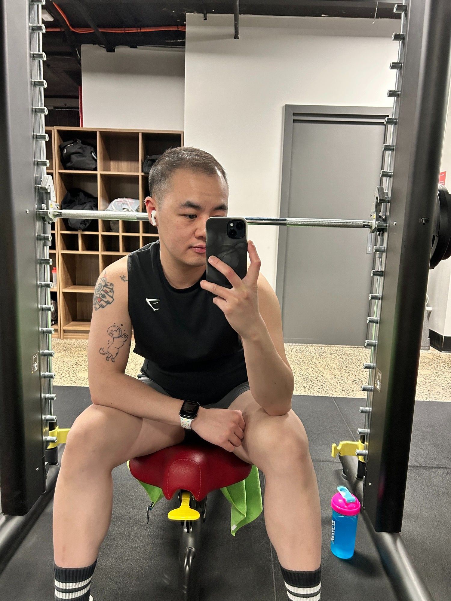 Selfie of pup alexx at the gym in his Gymshark workout gear using the smith machine