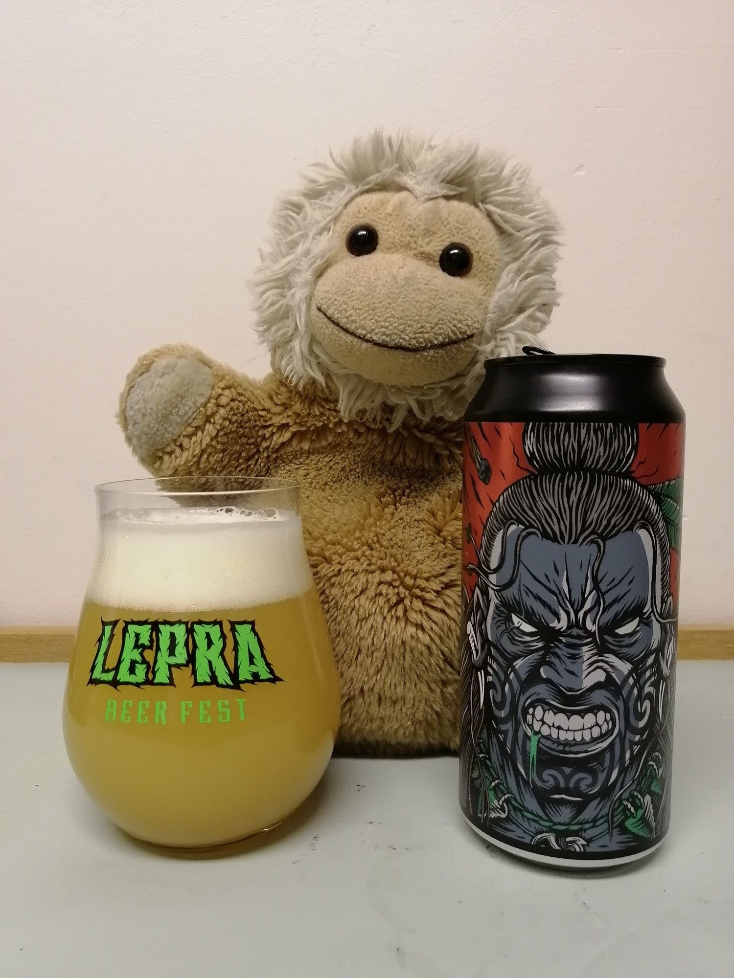 Sumeaa neipa-olutta, tölkki ja pehmoleluapina Timppa.