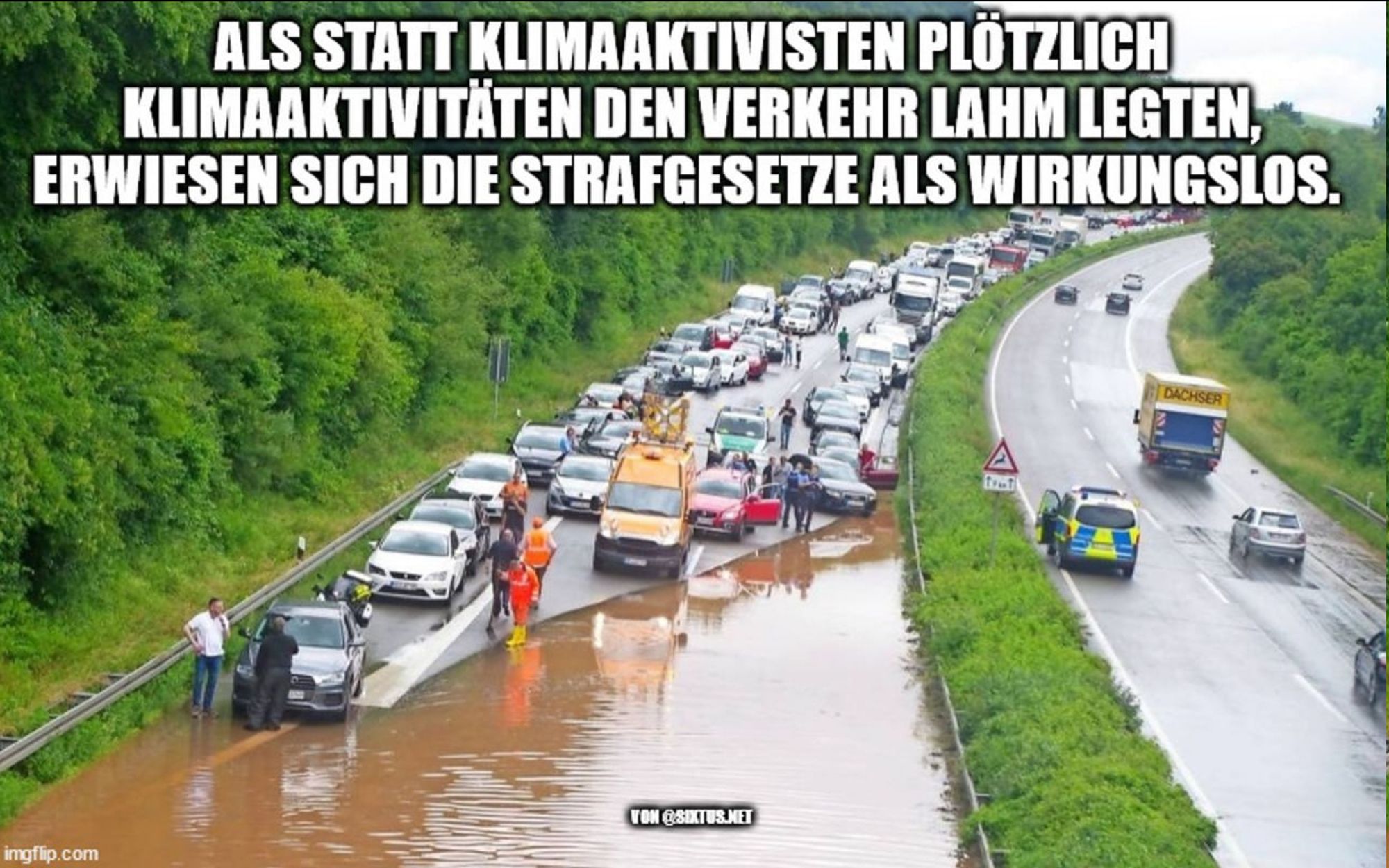 Bild von Stau auf einer überfluteten Autobahn.
Text: "Als statt Klimaaktivisten plötzlich Klimaaktivitäten den Verkehr lahm legten, erwiesen sich die Strafgesetze als wirkungslos"