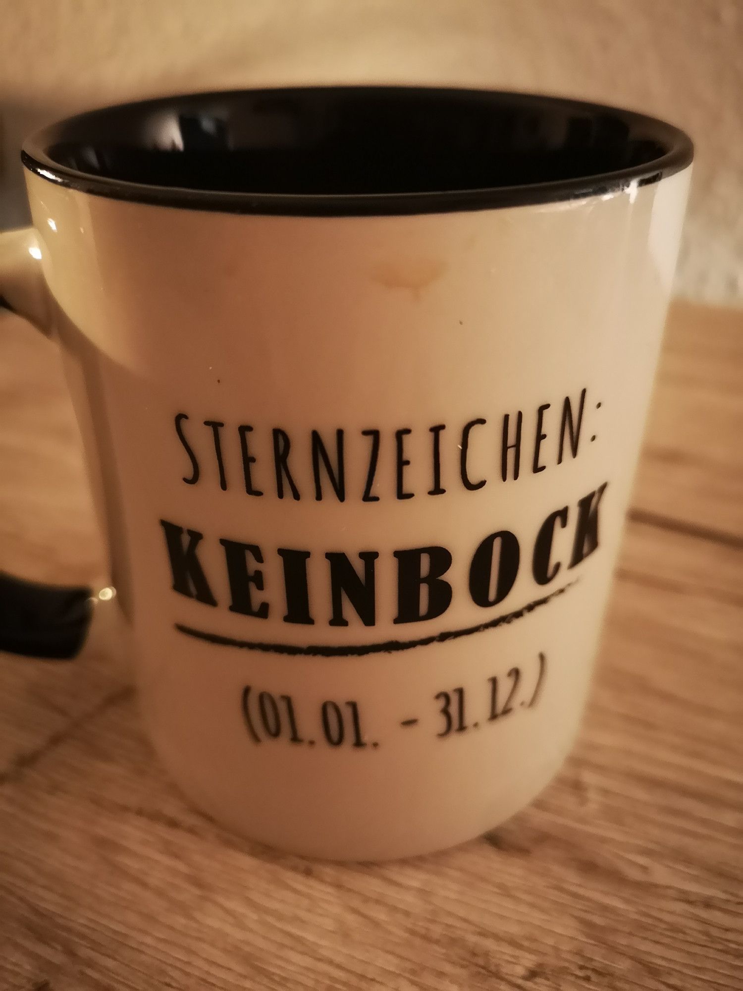 Eine Tasse, auf welcher steht:

Sternzeichen: Keinbock (01.01. - 31.12.)