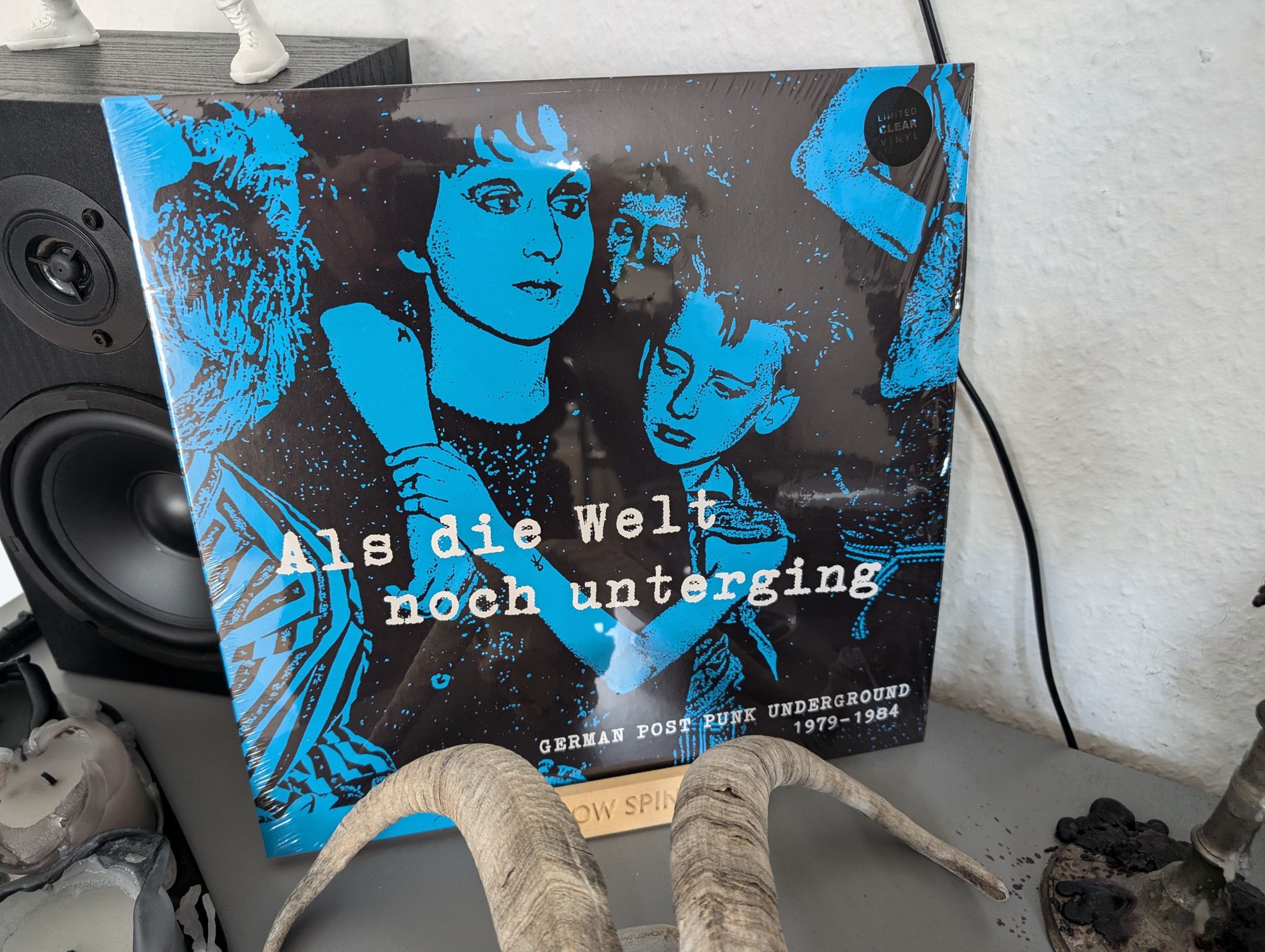 LP Cover - Ein blau schwarz gefärbtes Foto von Punks der frühen 80er Jahre. Aufschrift 'Als die Welt noch unterging - German Post Punk Underground 1979 - 1984'