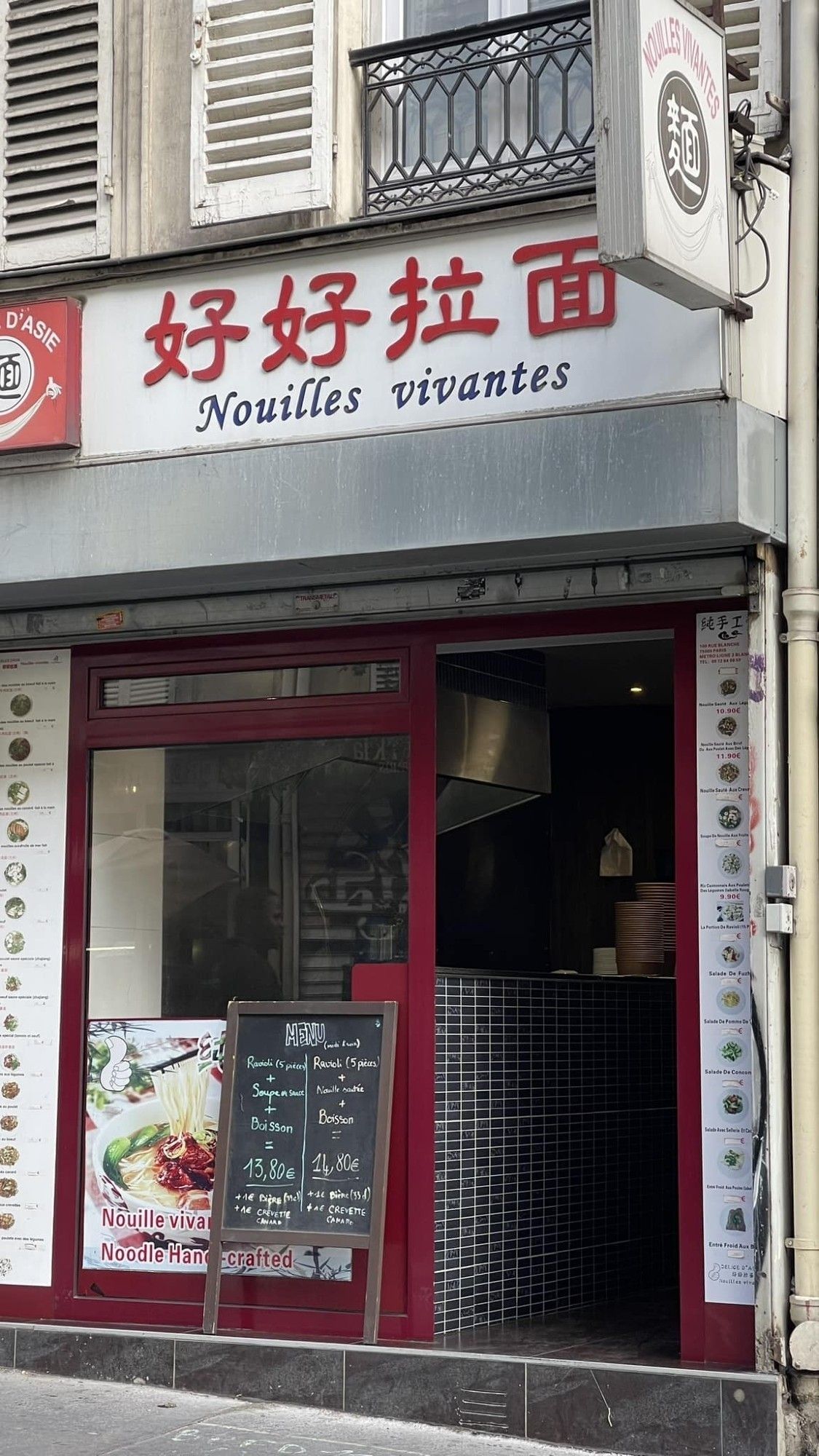 Devanture de restaurant asiatique proposant des "nouilles vivantes".