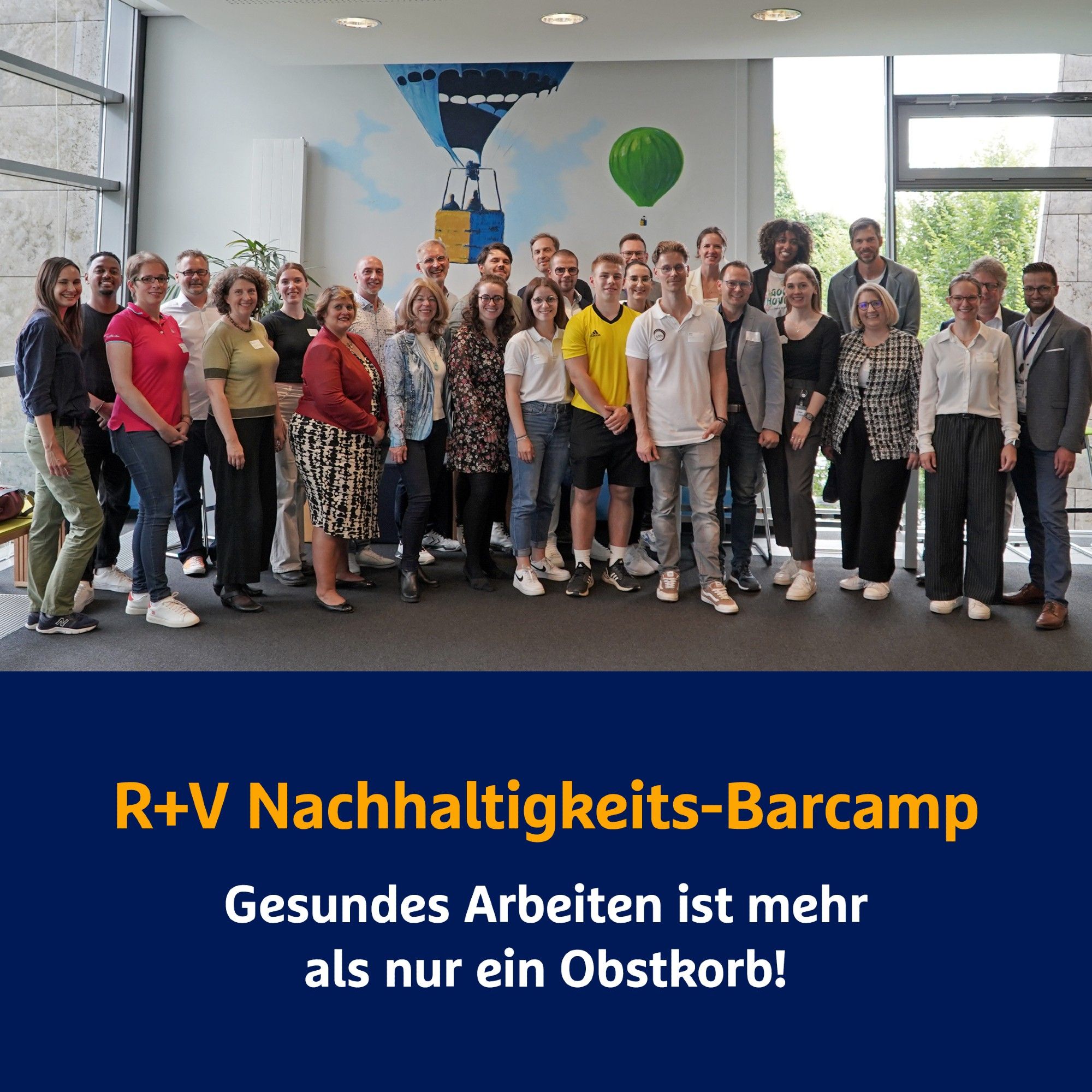 Viele Menschen, die in die Kamera schauen, es sind die Teilnehmenden des Nachhaltigkeitsbarcamps.