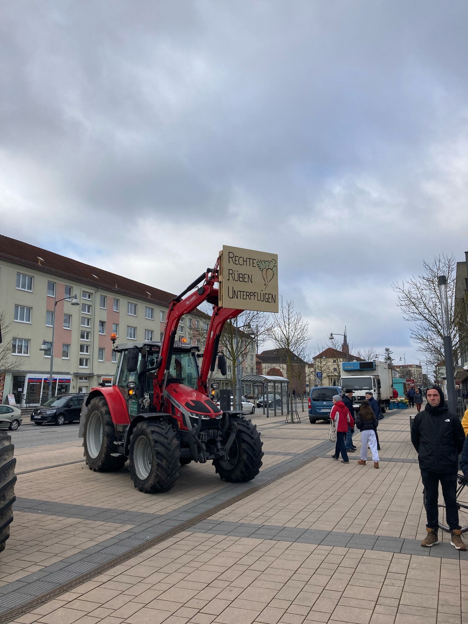 Traktor mit Schild: „Rechte Rüben unterpflügen“