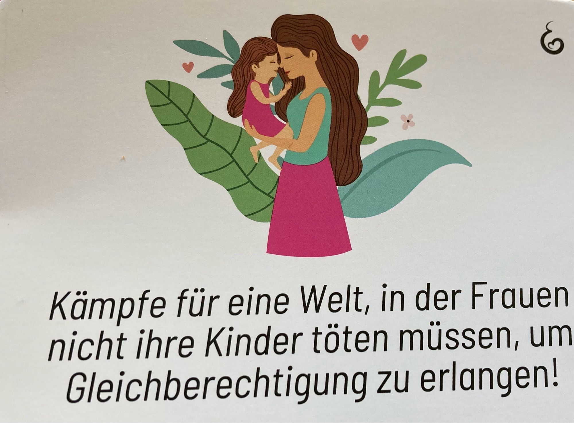 Inhalt Postkarte mit Aufschrift: „Kämpfe für eine Welt, in der Frauen nicht ihre Kinder töten müssen, um Gleichberechtigung zu erlangen“