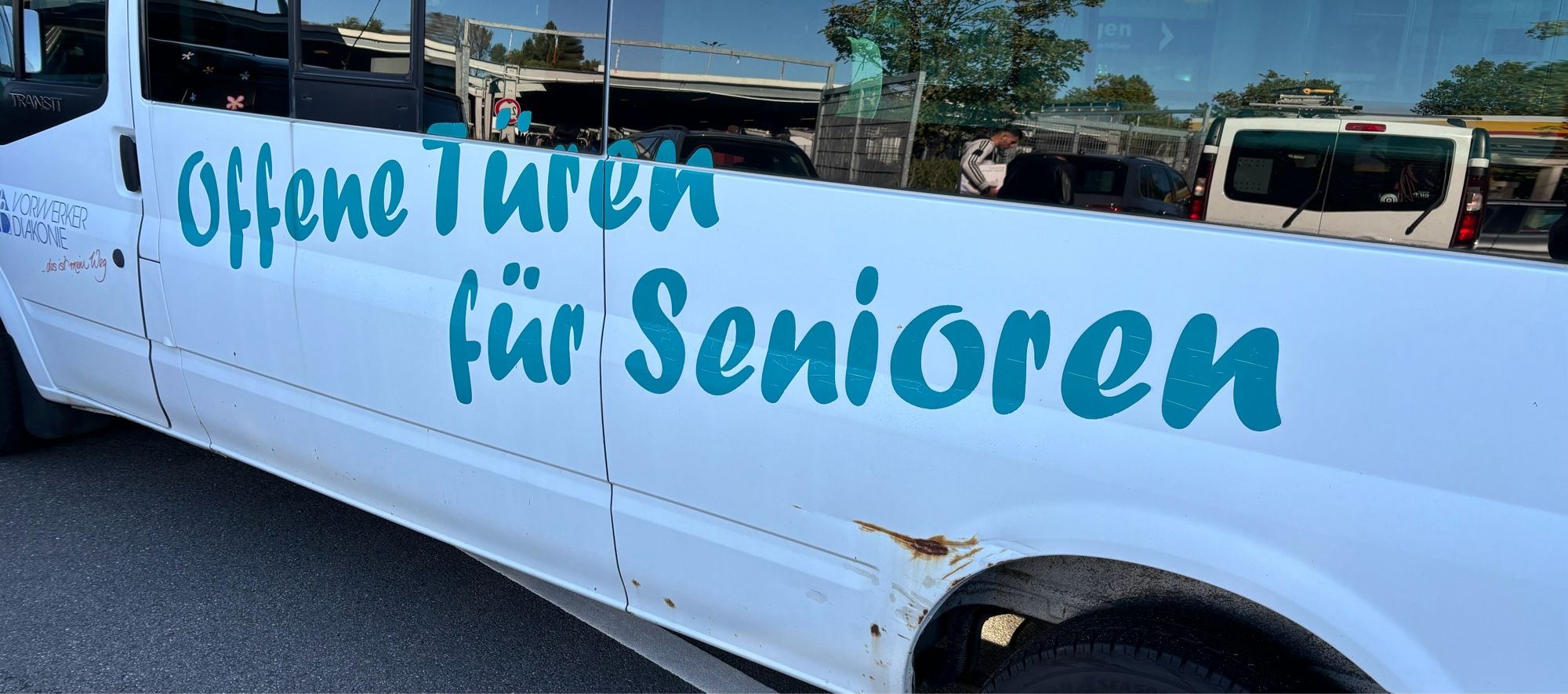 Ein Auto mit dem Aufdruck „offene Türen für Senioren“