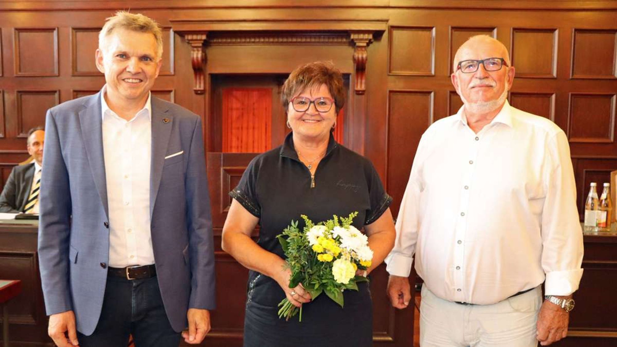 Bürgermeister Heiko Voigt (links) gratulierte dem neuen Stadtratsvorsitzenden Jürgen Treutler. Ehrenamtliche Beigeordnete wurde Doris Motschmann. Foto: Christiane Heim