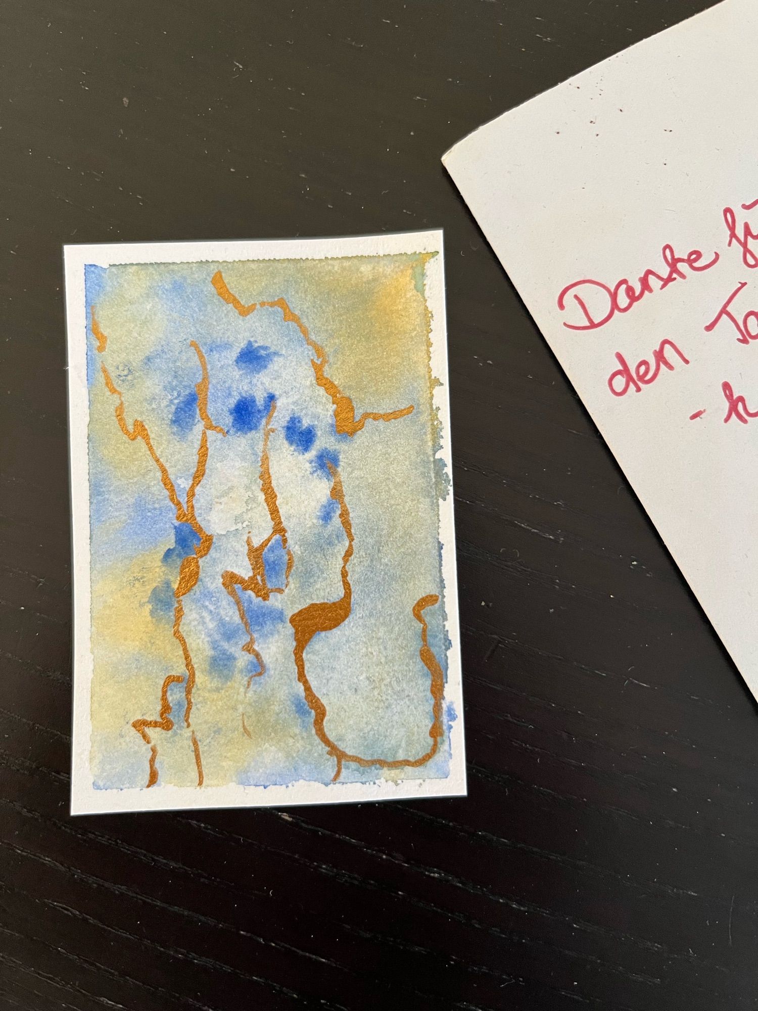 Ein wunderschönes abstraktes Aquarell in Blau, Gelb und Gold von @kathacolourful