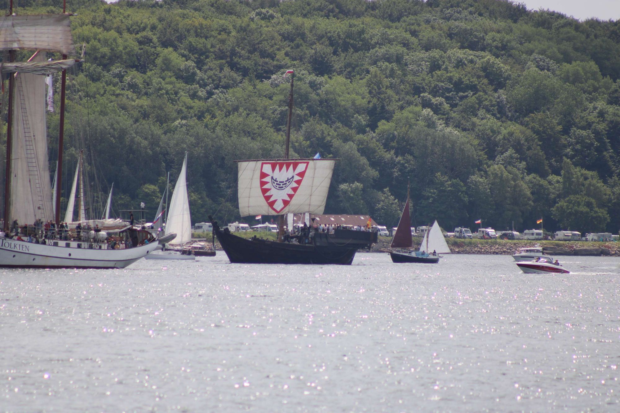 Eine Kogge mit dem Kieler Wappen auf dem Segel ist ebenfalls bei der Windjammerparade 2024 dabei.