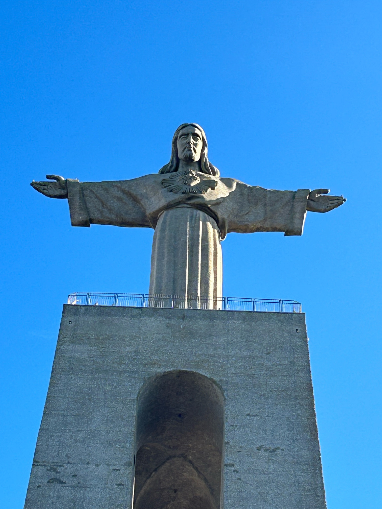 Cristo rey Statue in Lissabon aus der froschperspektive