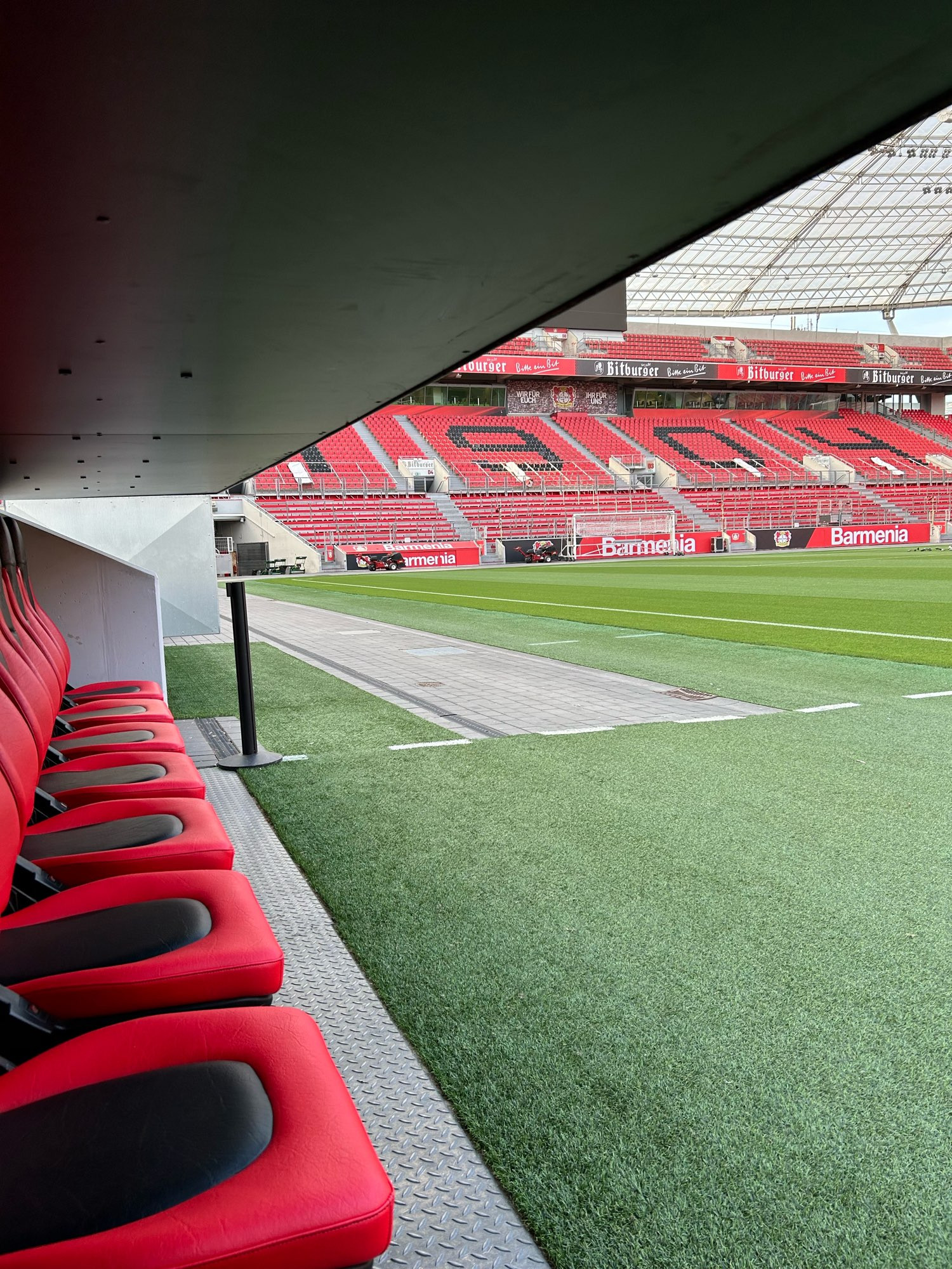 Sicht von der Bank auf den Platz in der bayarena.