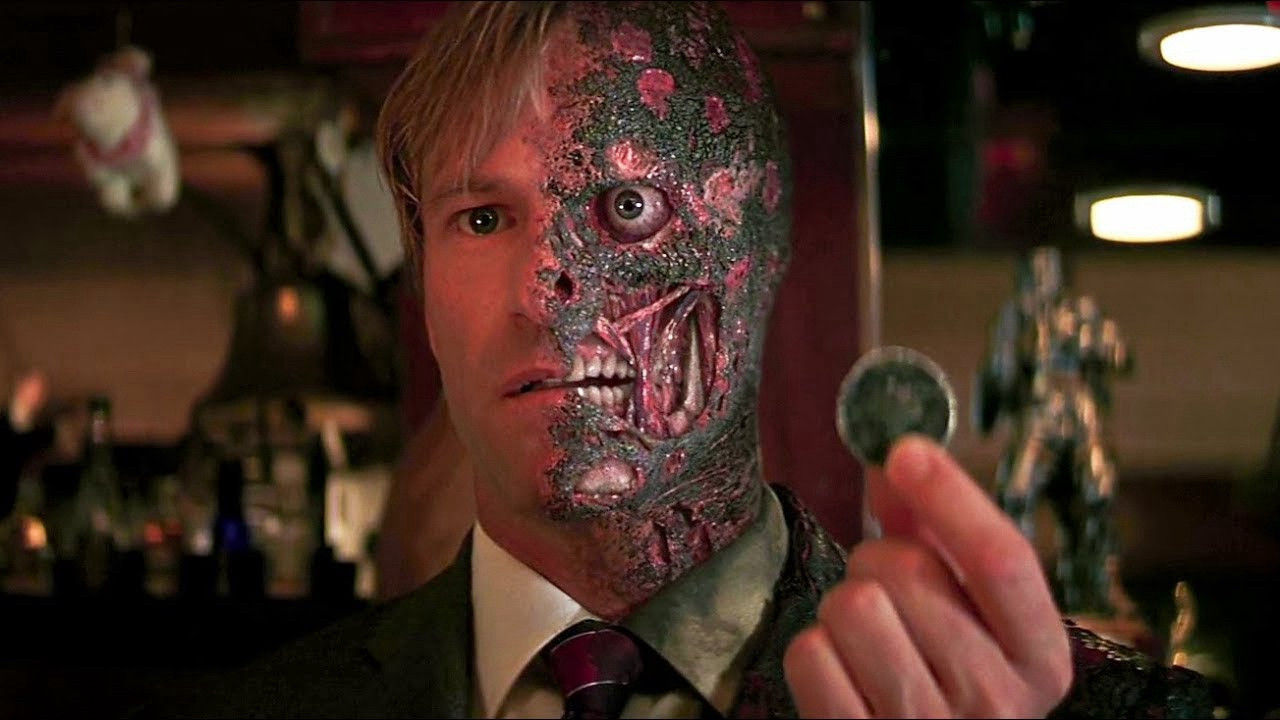 Harvey Dent aus the dark Knight rises mit einer normalen und einer extrem entstellten gesichtshälfte