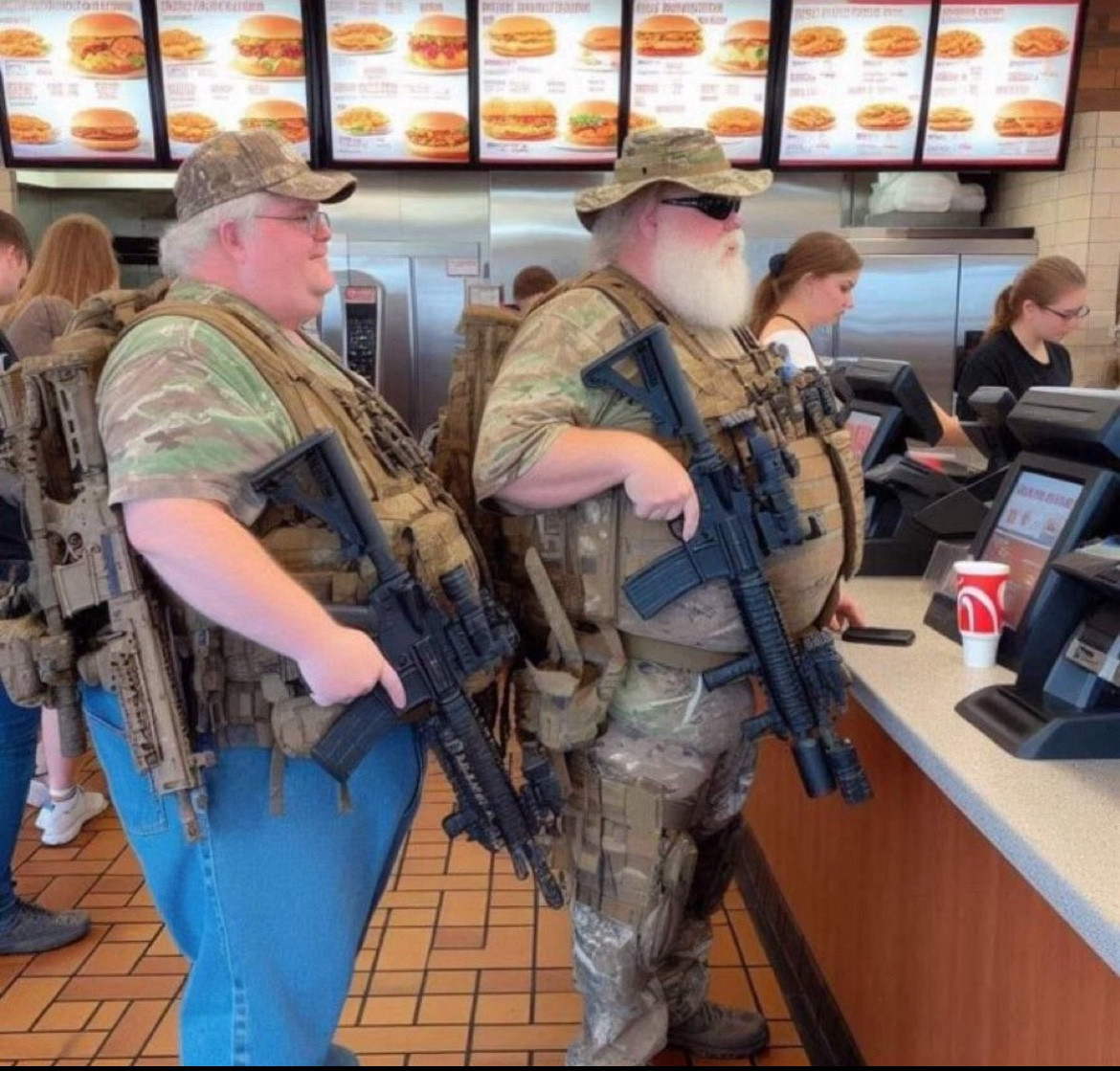 Zwei mit Sturmgewehren bewaffnete, adipöse Amerikaner:innen(?) in Camouflage am Counter eines Fast Food Restaurants. Der Vordere trägt Sonnenbrille und einen langen weißen Vollbart.