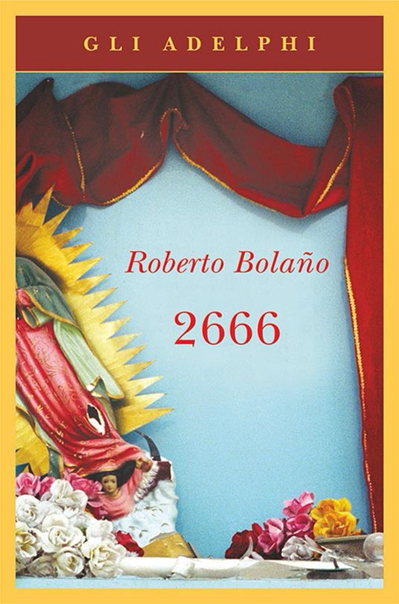 Copertina del romanzo di Roberto Bolano 2066 edizione Adelfi: cornice gialla con dentro un festone con rosso bordato oro e altre immagini a collage tra cui mazzi di fiori colorati e bianchi