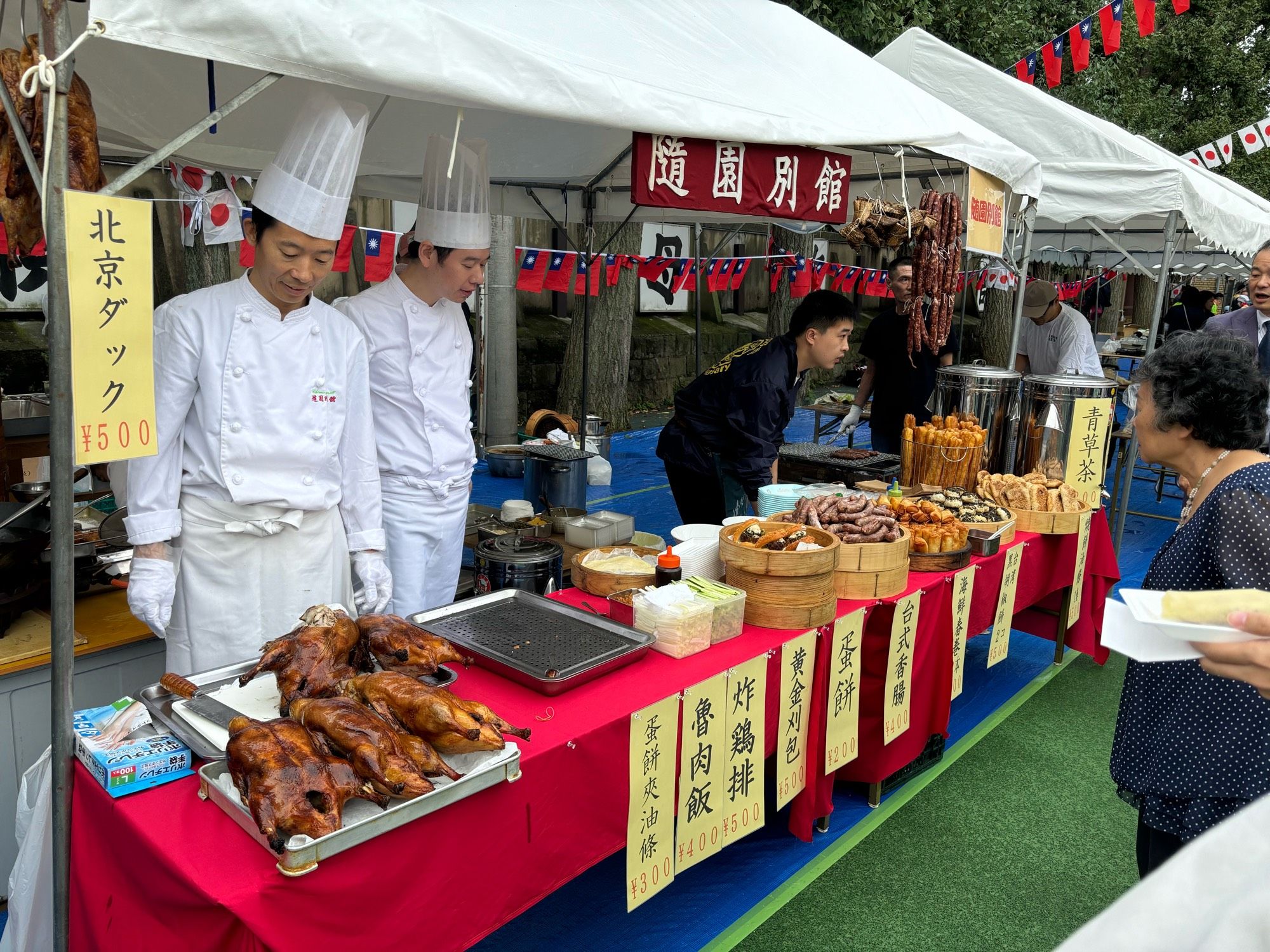 新宿の随園別館も出店参加。出店と思えない豪華なメニューの数々。