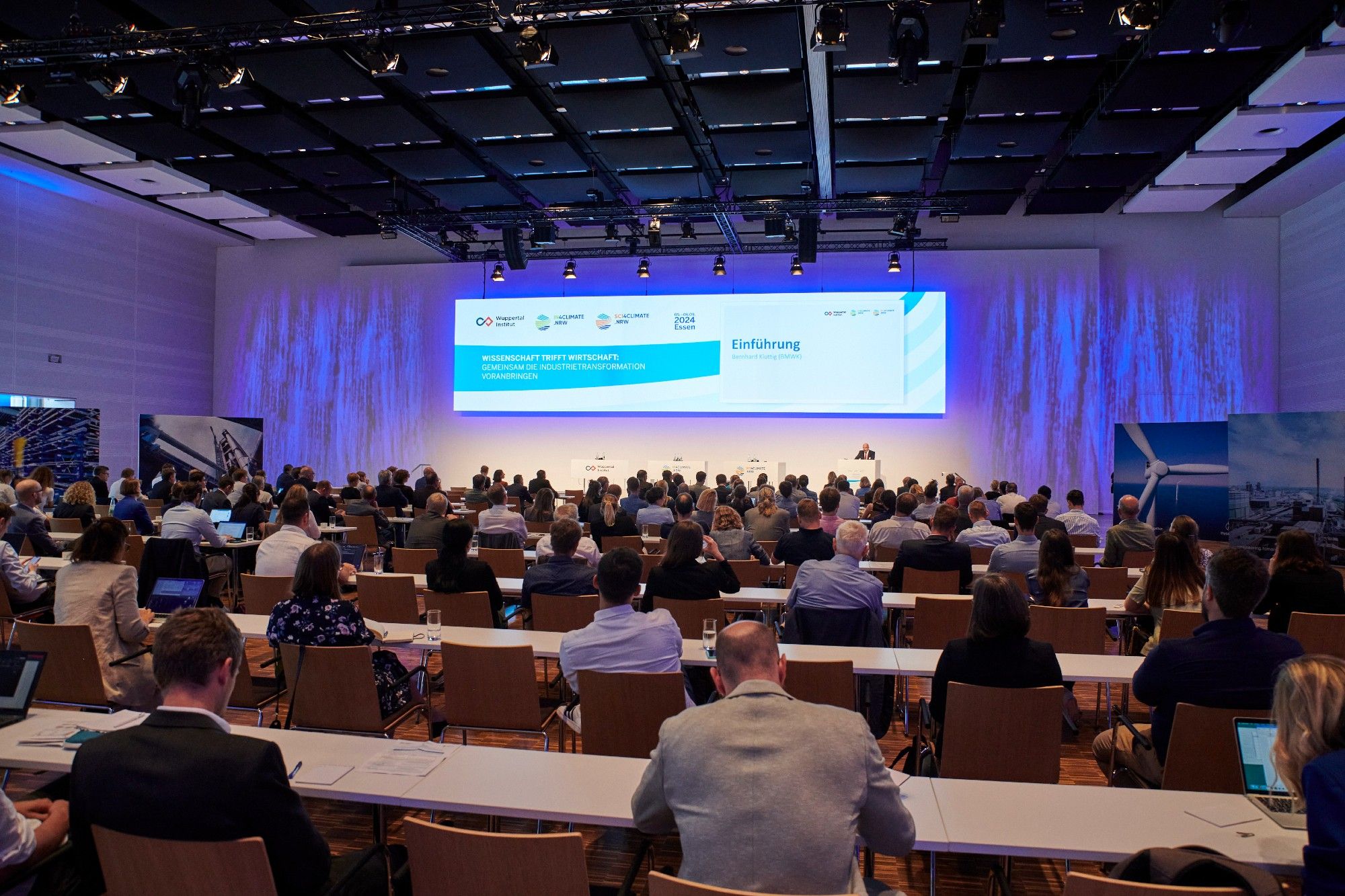 Foto vom Konferenzsaal der Veranstaltung "Wissenschaft trifft Wirtschaft" in Essen