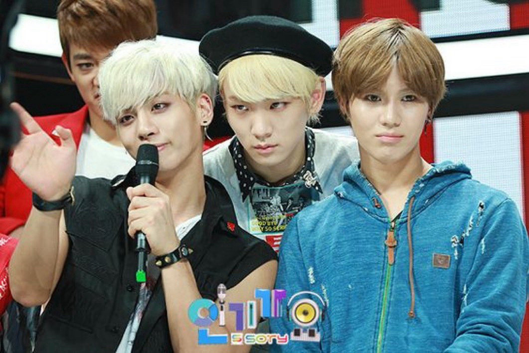 Dream girl era Jonghyun bitch face at the mic and Minho kibum Taemin stank face in the back ground