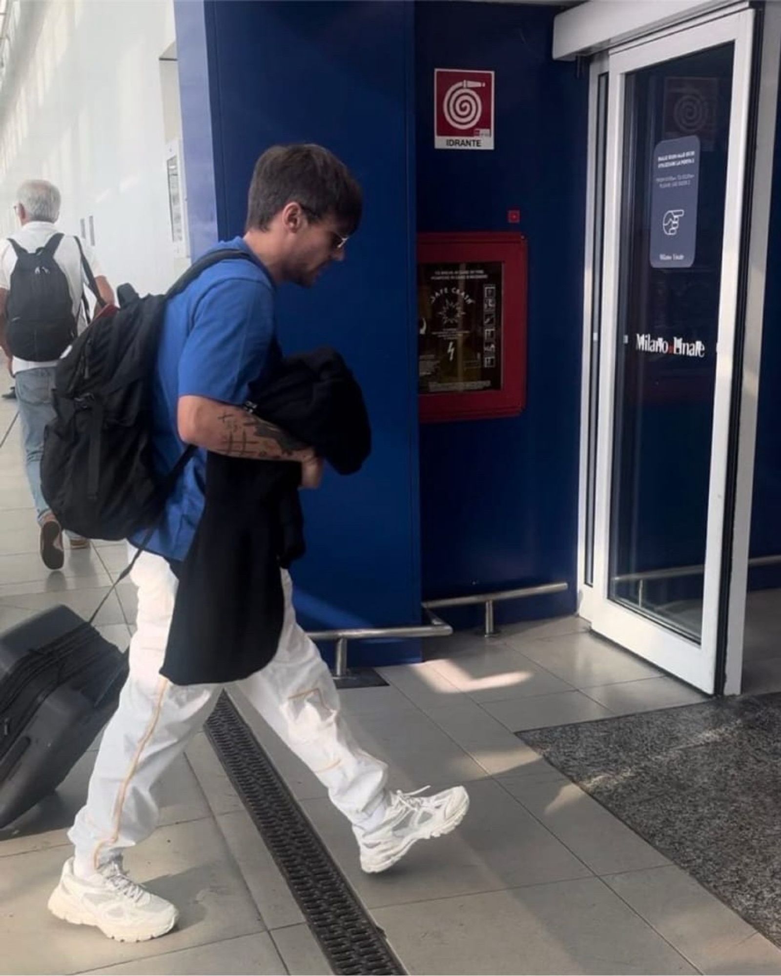 In a rare occurrence rock God and King of the universe Louis Tomlinson is seen carrying his own luggage. There is something wrong in the world. 🤭