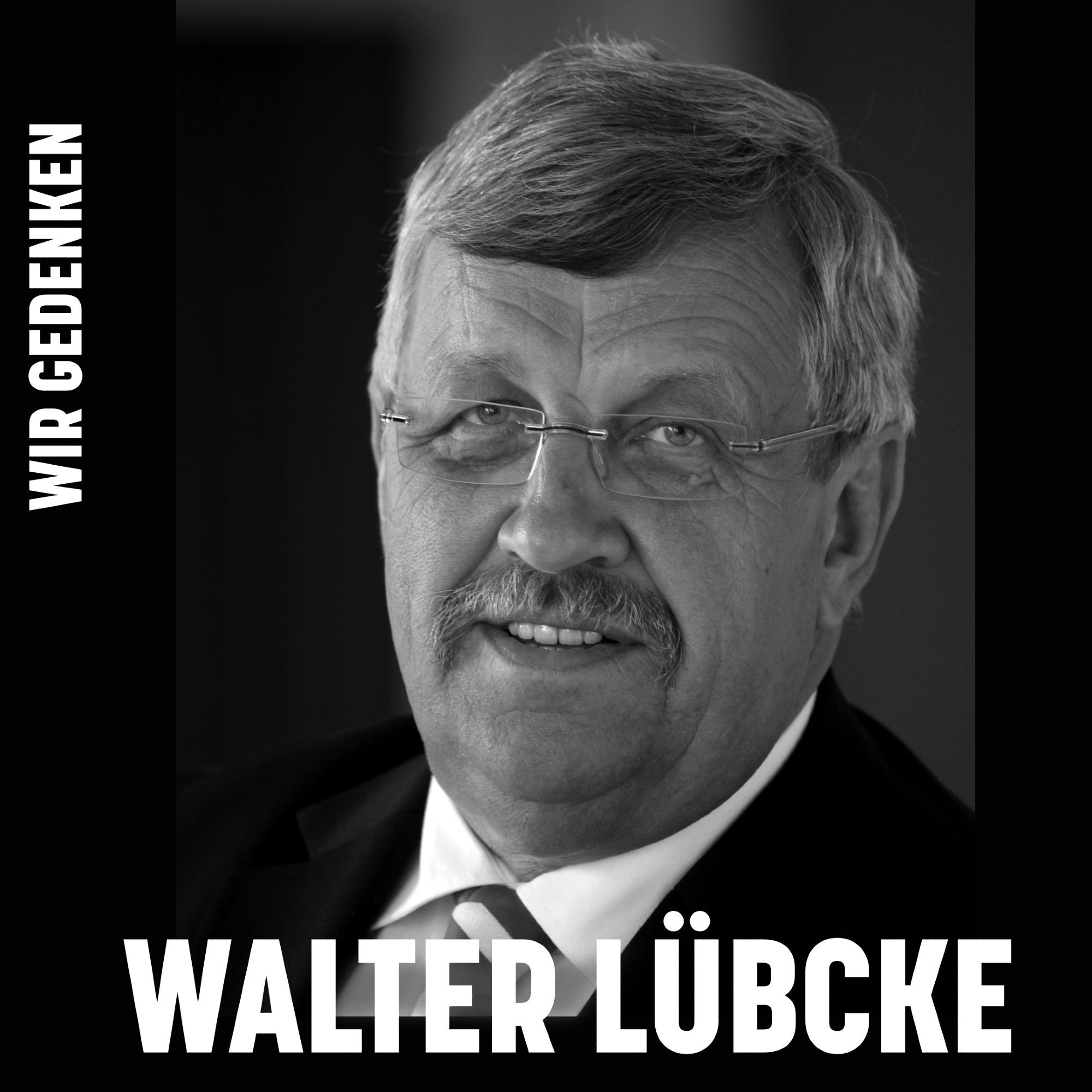 Sharepic: Schwarzer Hintergrund, ein schwarz-weiß Bild von Walter Lübcke. Text: Wir gedenken Walter Lübcke.