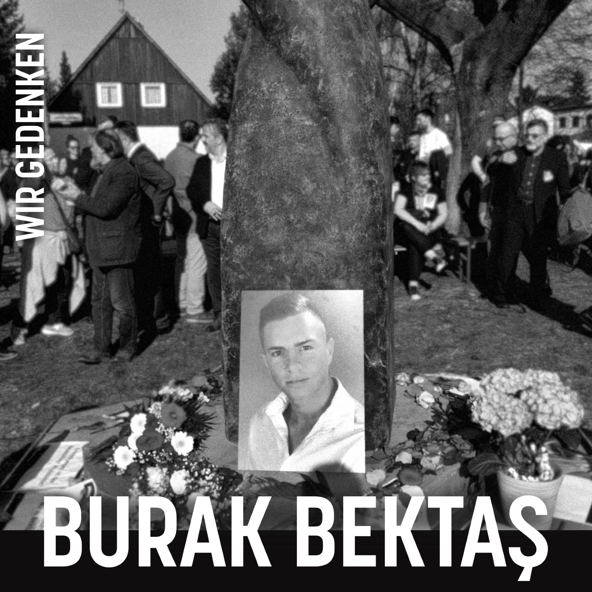 Sharepic: Ein Foto vom Gedenkort für Burak Bektaş, an den ein Foto von ihm gelehnt ist. Text: Wir gedenken Burak Bektaş.