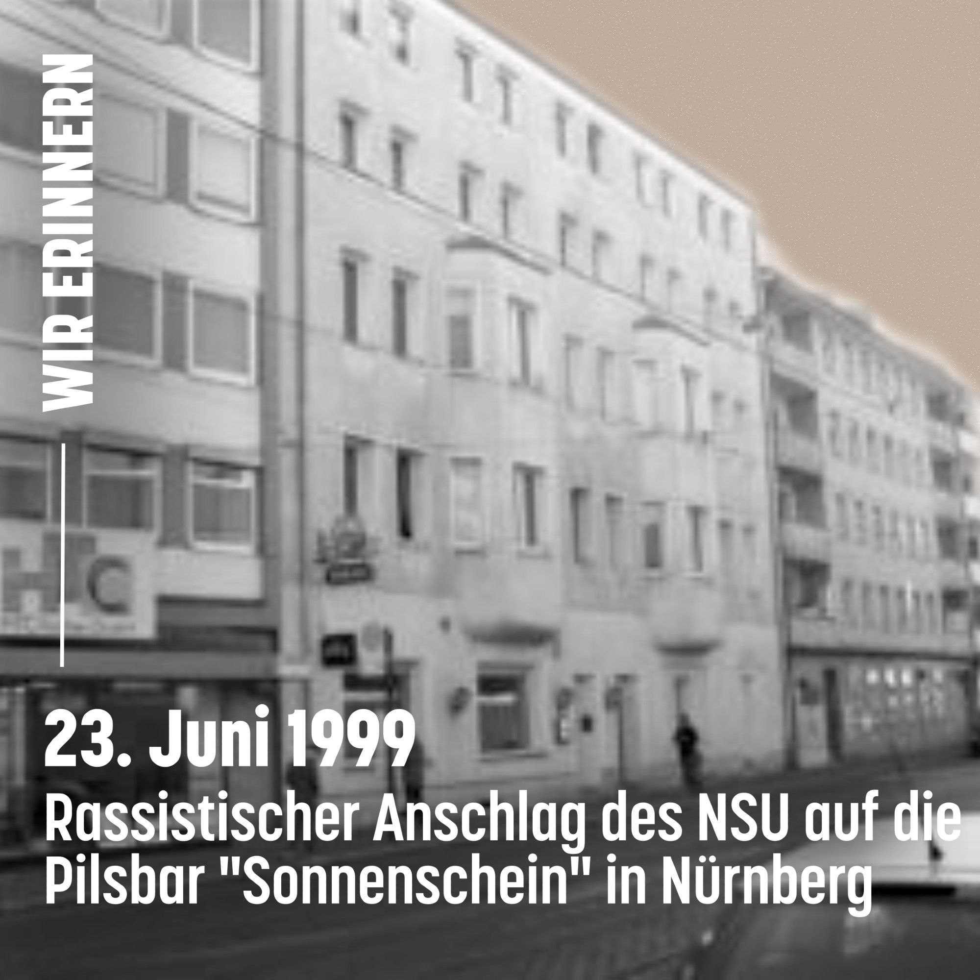 Bild des vom betroffenen Straßenzugs, Aufschrift: Wir erinnern. 23. Juni 1999, Rassistischer Anschlag des NSU auf die Pilsbar "Sonnenschein" in Nürnberg.