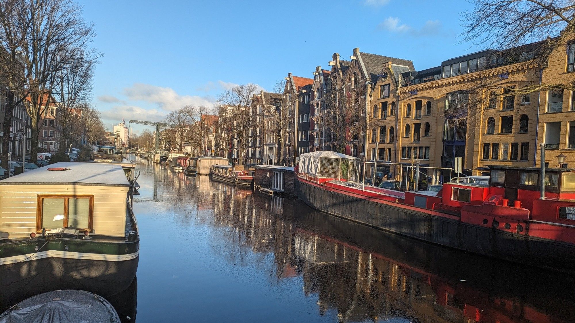 Gracht in Amsterdam bei schönstem Sonnenschein