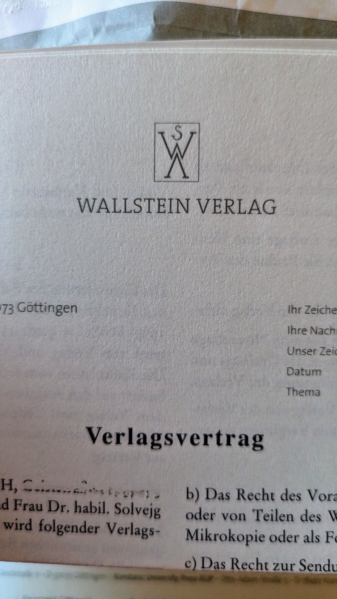 Ausschnitt eines Dokuments. Oben das Siegel und der Name des Wallstein Verlags , Titel: Verlagsvertrag, im Text u.a. mein Name Solvejg Nitzke