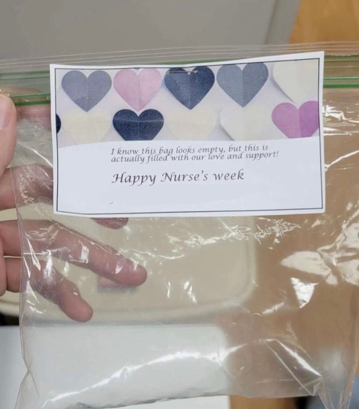 Eine Plastiktüte gefüllt mit Luft und einem angebrachten Zettel mit Herzen und der Beschriftung: I know this bag looks empty, but this is actually filled with our love and support! Happy Nurse's week