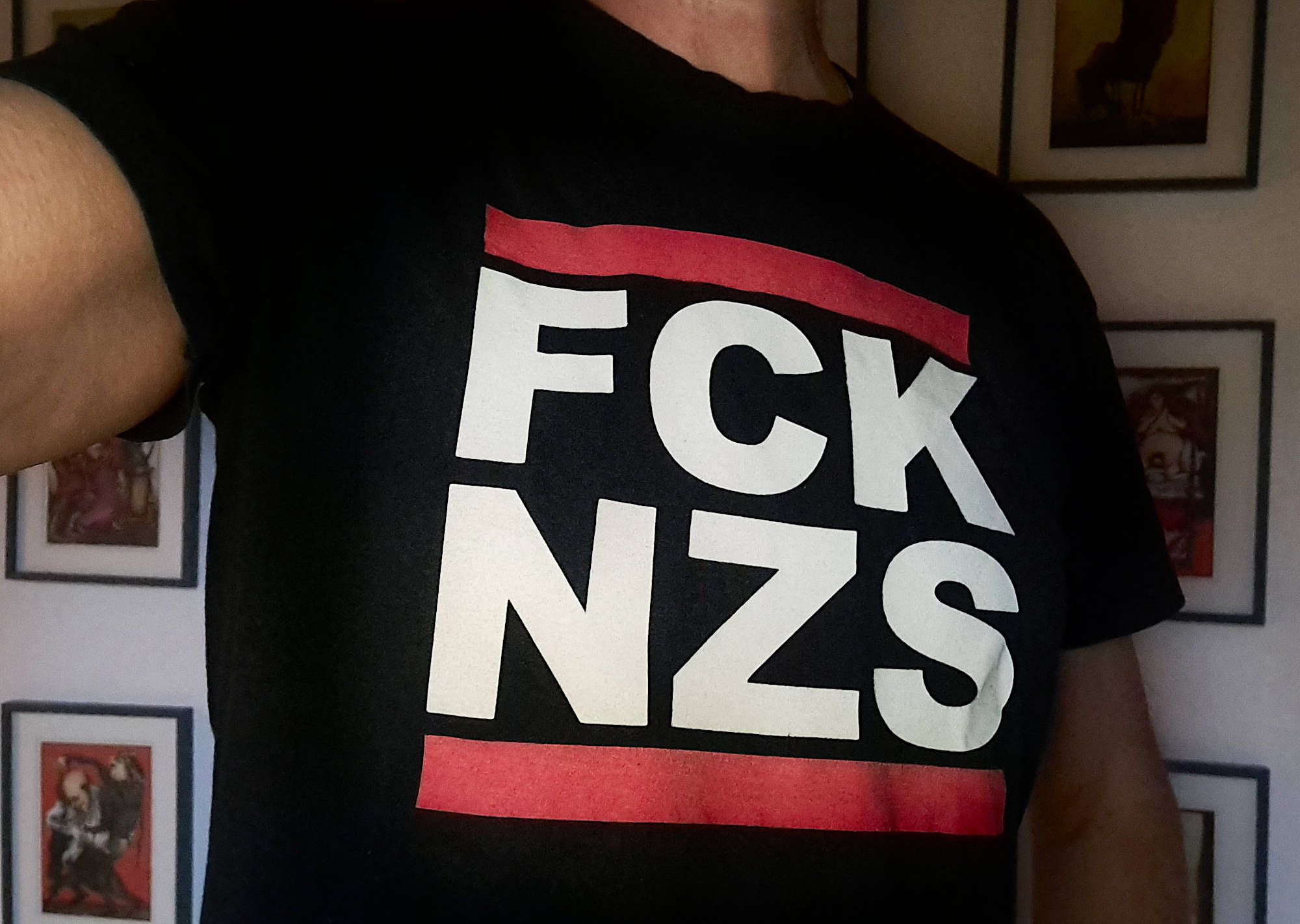 Schwarzes T-Shirt mit weißem Aufdruck FCK NZS